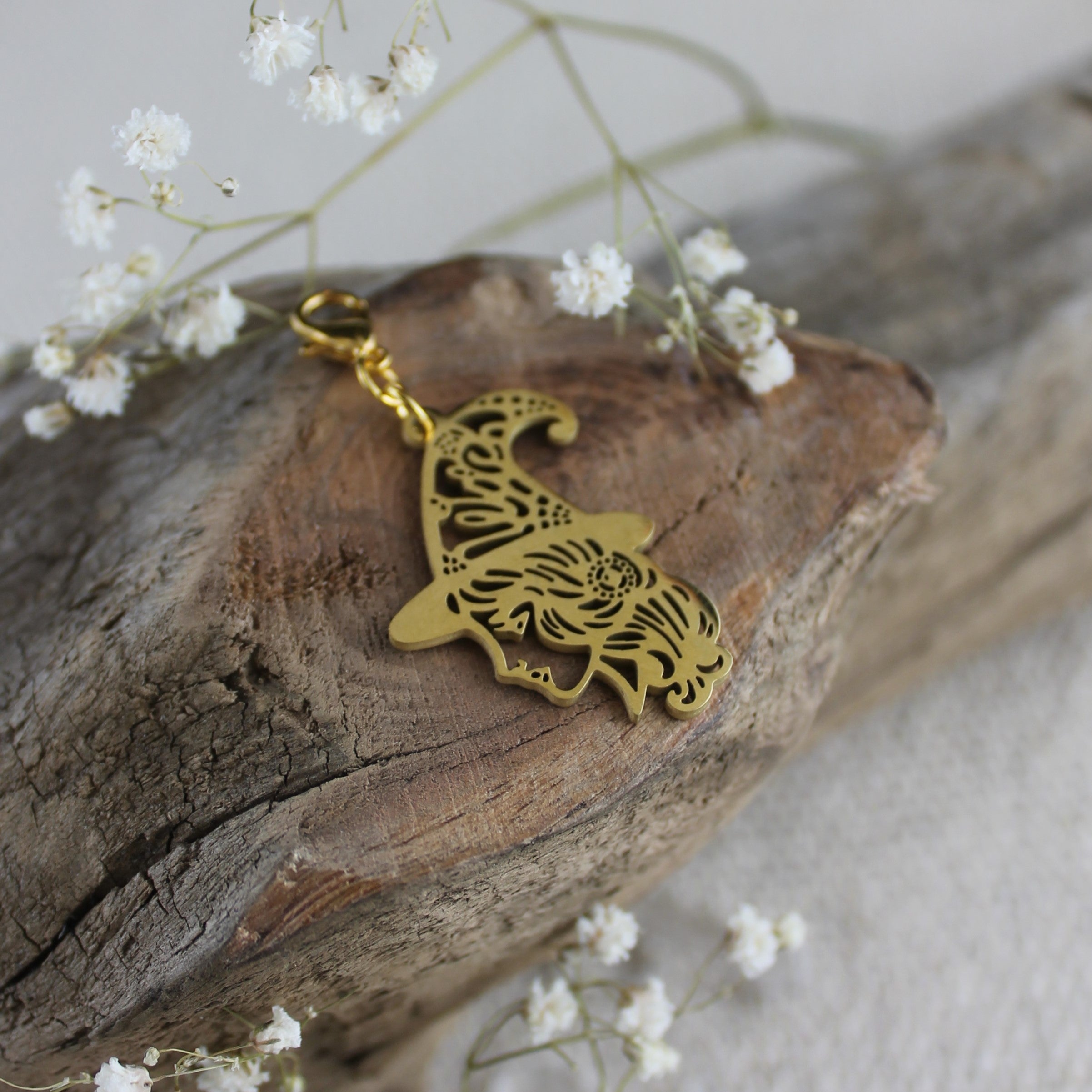 Hexe Charm Anhänger gold- oder silberfarben