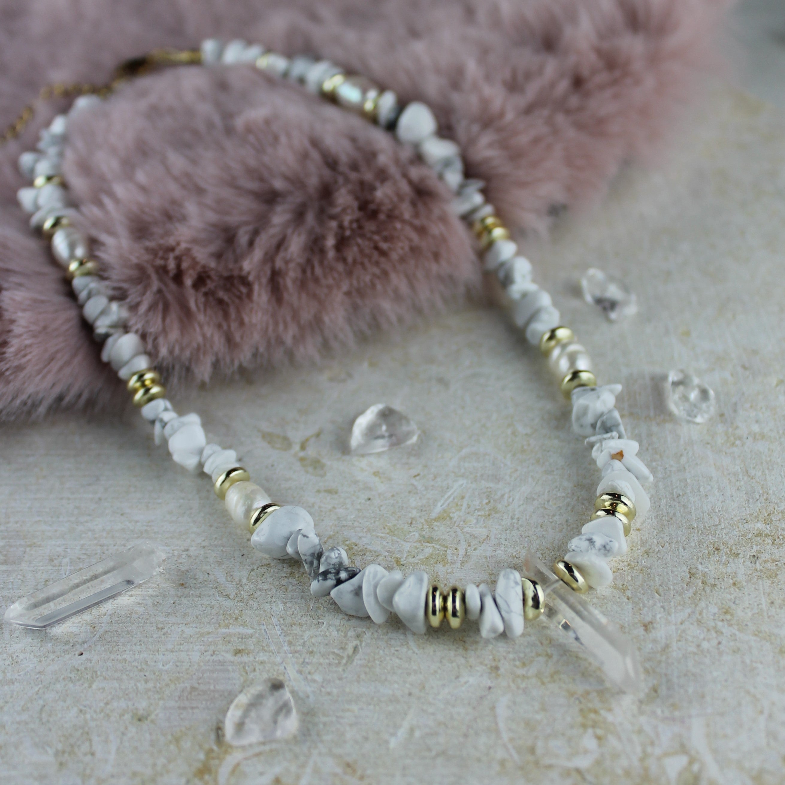 Howlith mit Süßwasserperlen Choker Kette Hämatit goldfarben