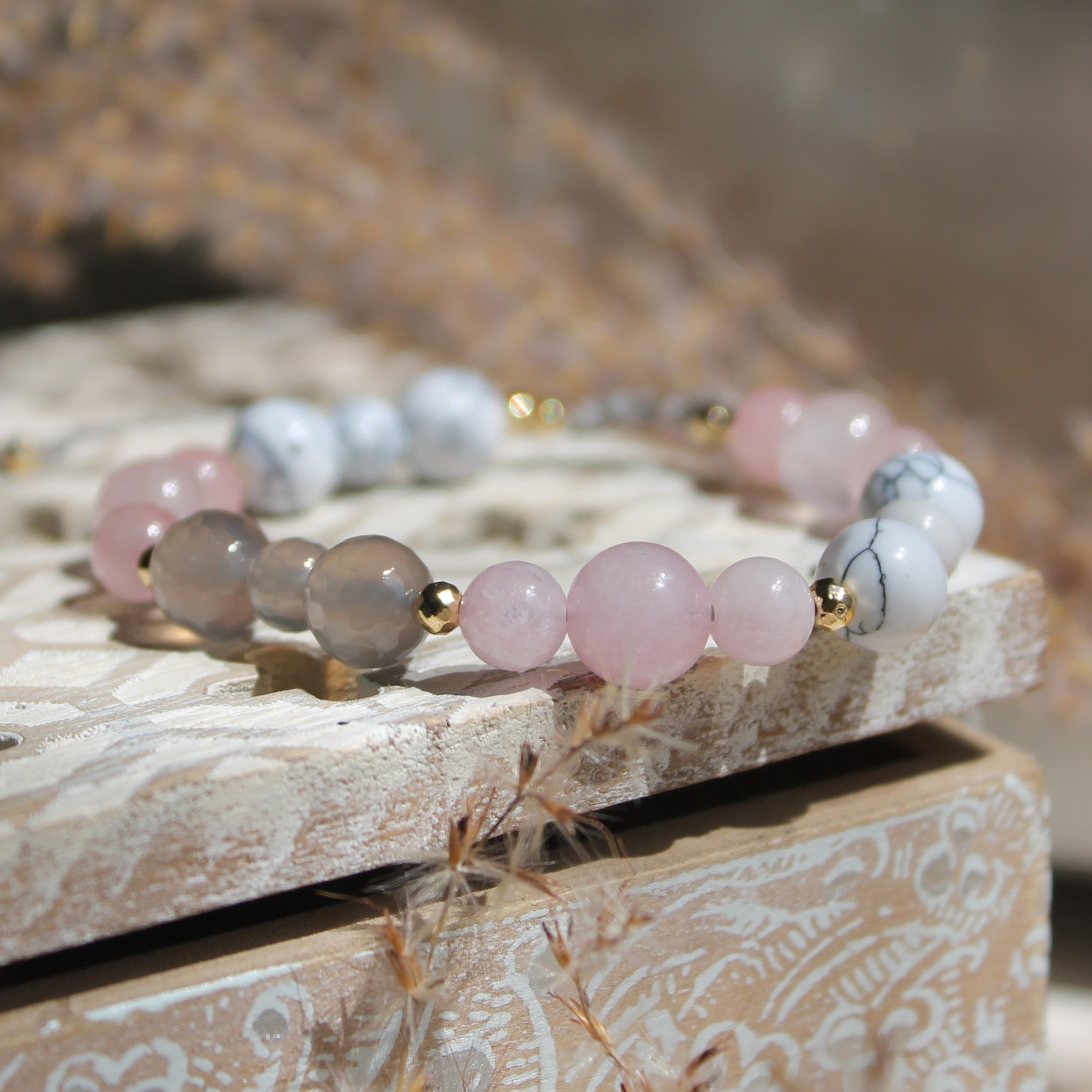 Achat, Howlith, Rosenquarz, Kunzit Mala goldfarben
