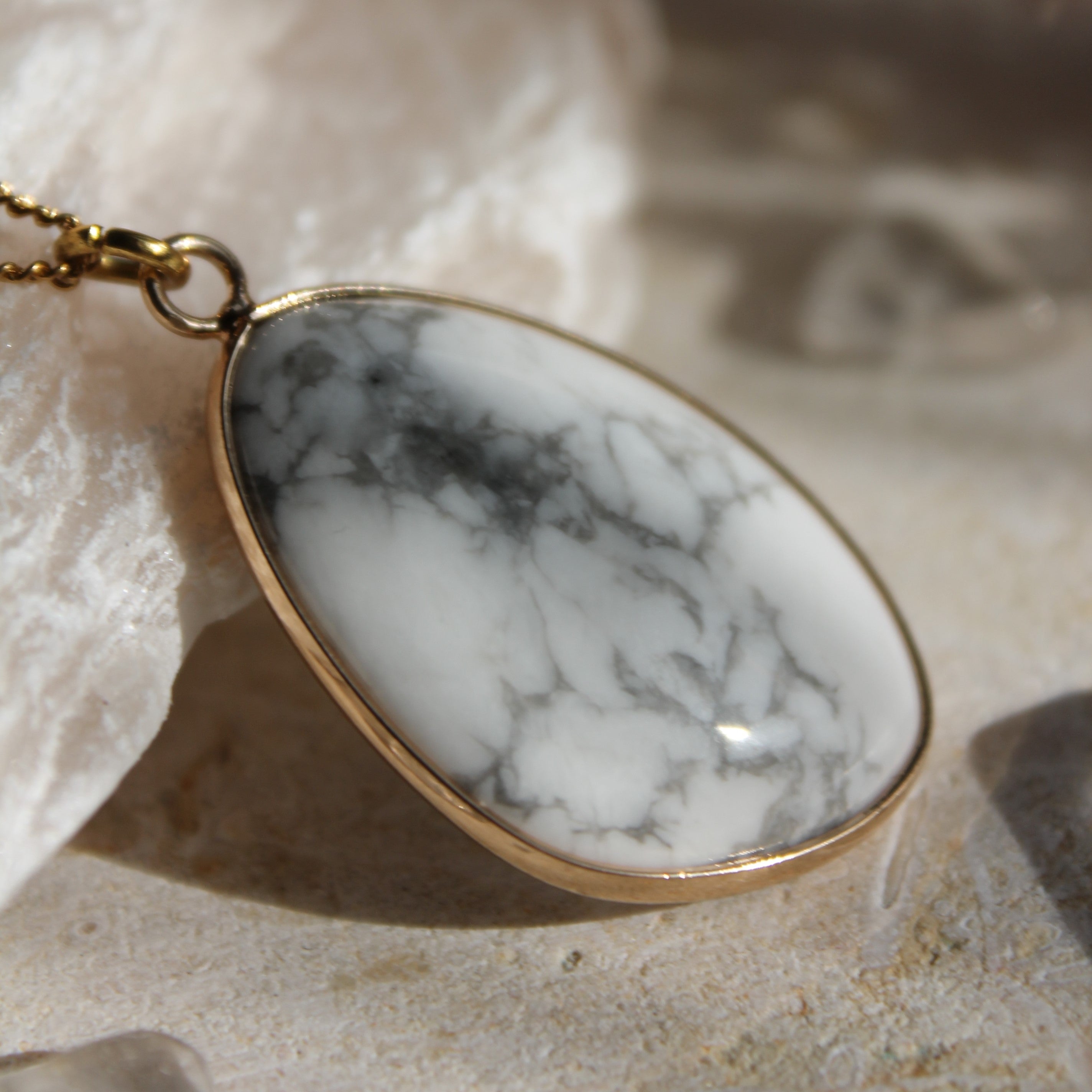 Howlith groß Edelsteinanhänger Kette goldfarben