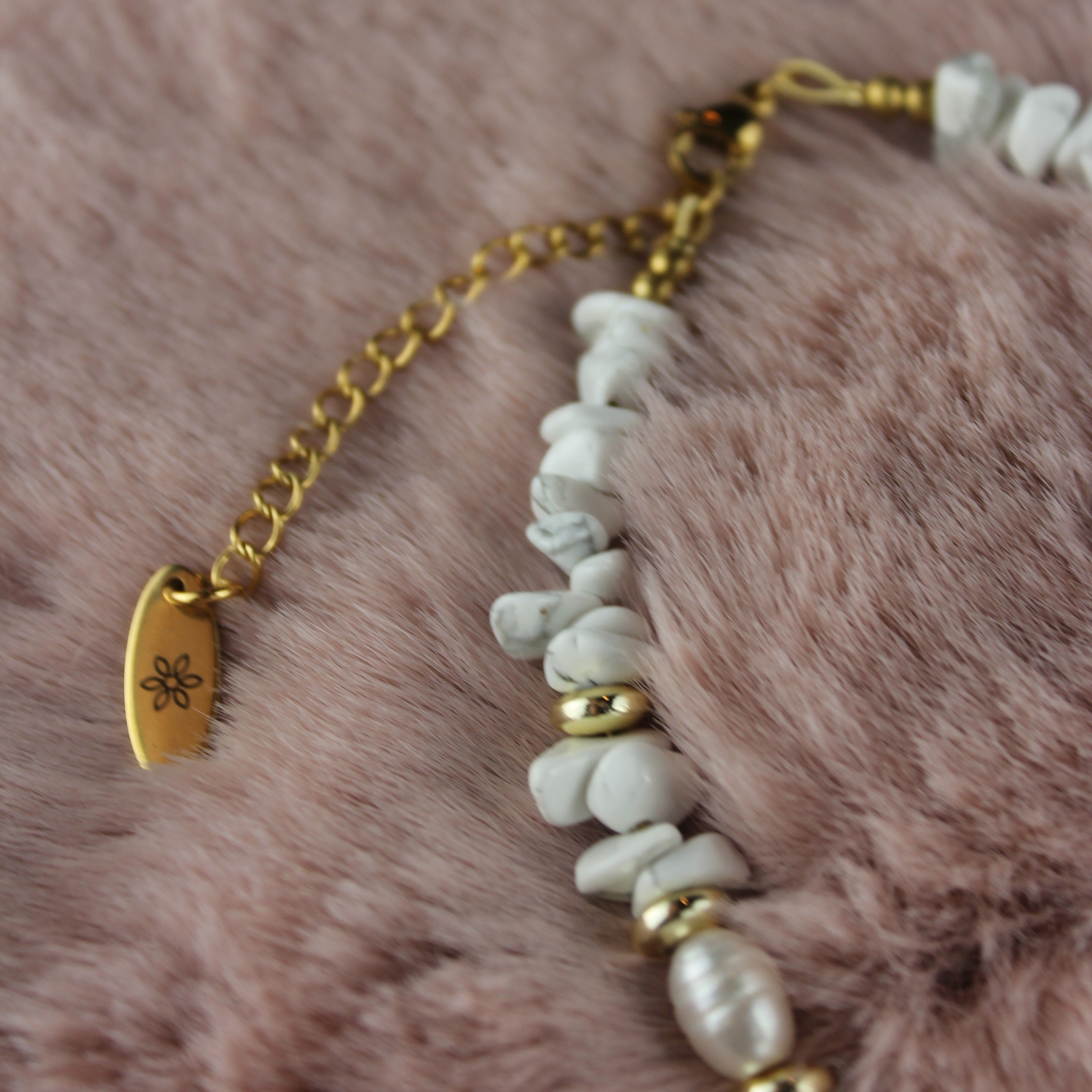 Howlith mit Süßwasserperlen Choker Kette Hämatit goldfarben