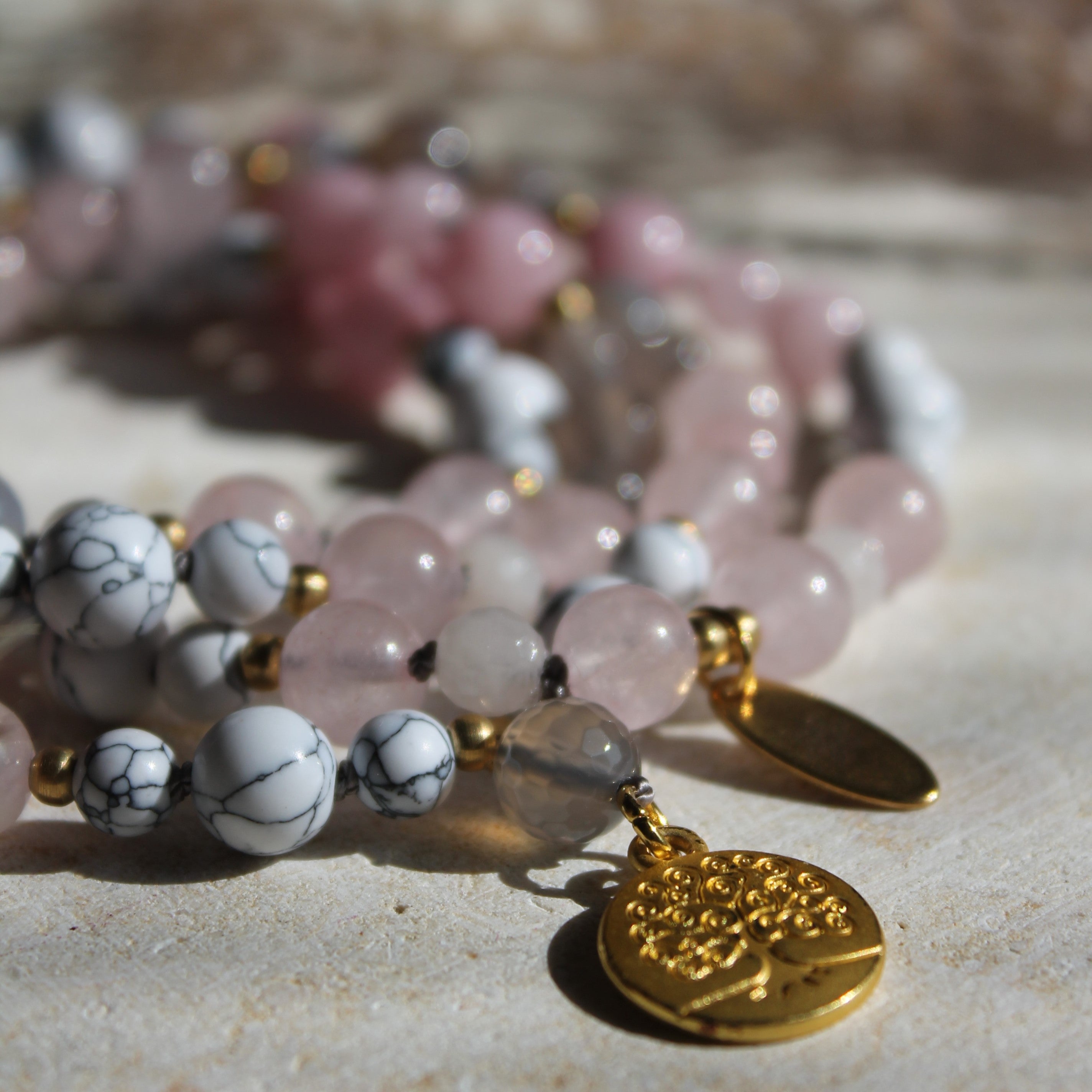 Achat, Howlith, Rosenquarz, Kunzit Mala goldfarben