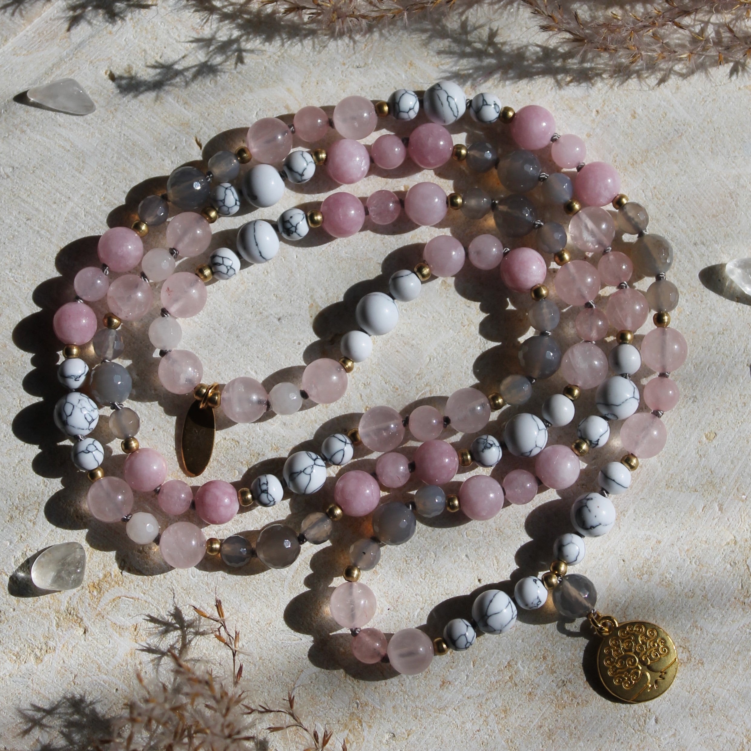 Achat, Howlith, Rosenquarz, Kunzit Mala goldfarben