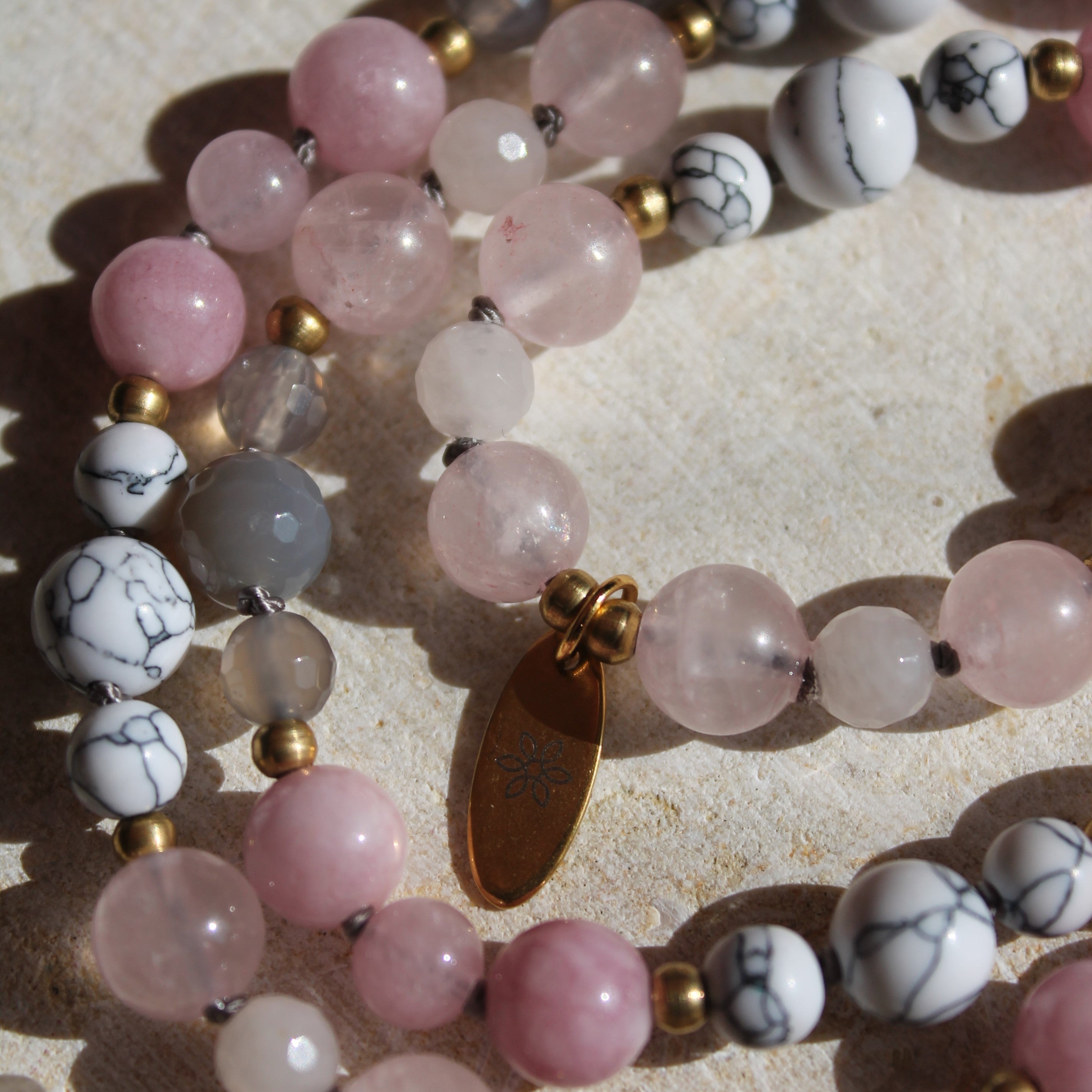 Achat, Howlith, Rosenquarz, Kunzit Mala goldfarben