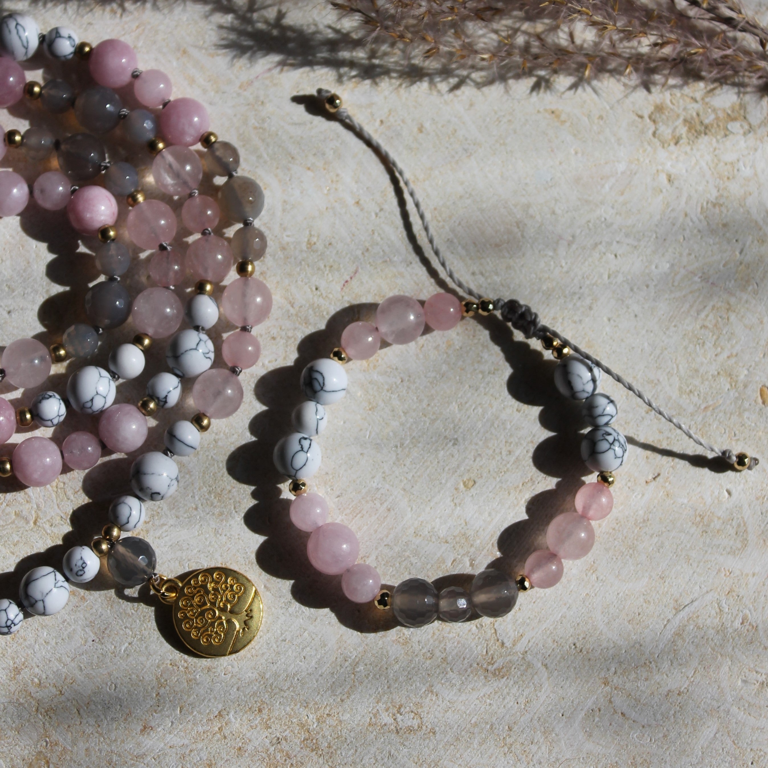 Achat, Howlith, Rosenquarz, Kunzit Mala goldfarben