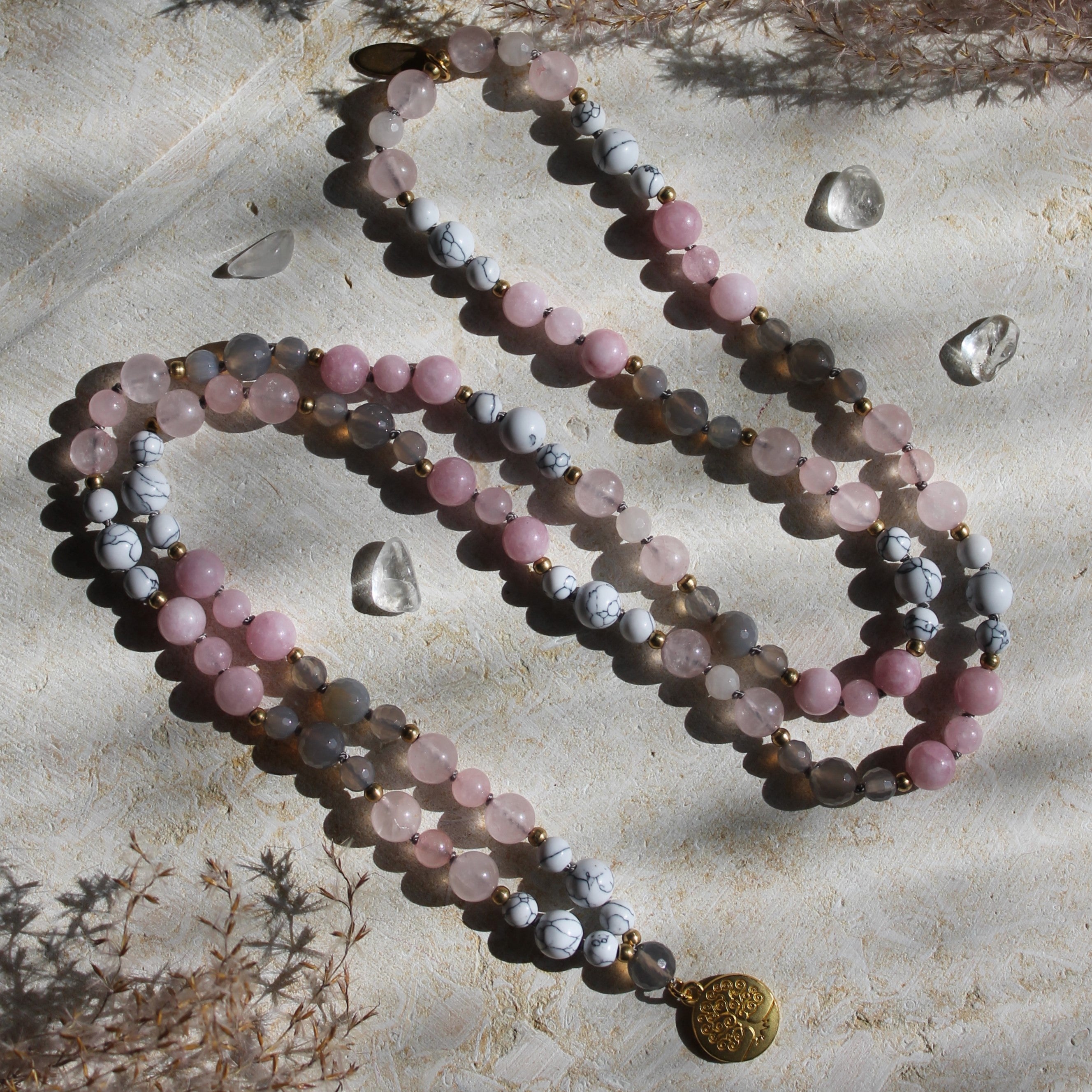 Achat, Howlith, Rosenquarz, Kunzit Mala goldfarben