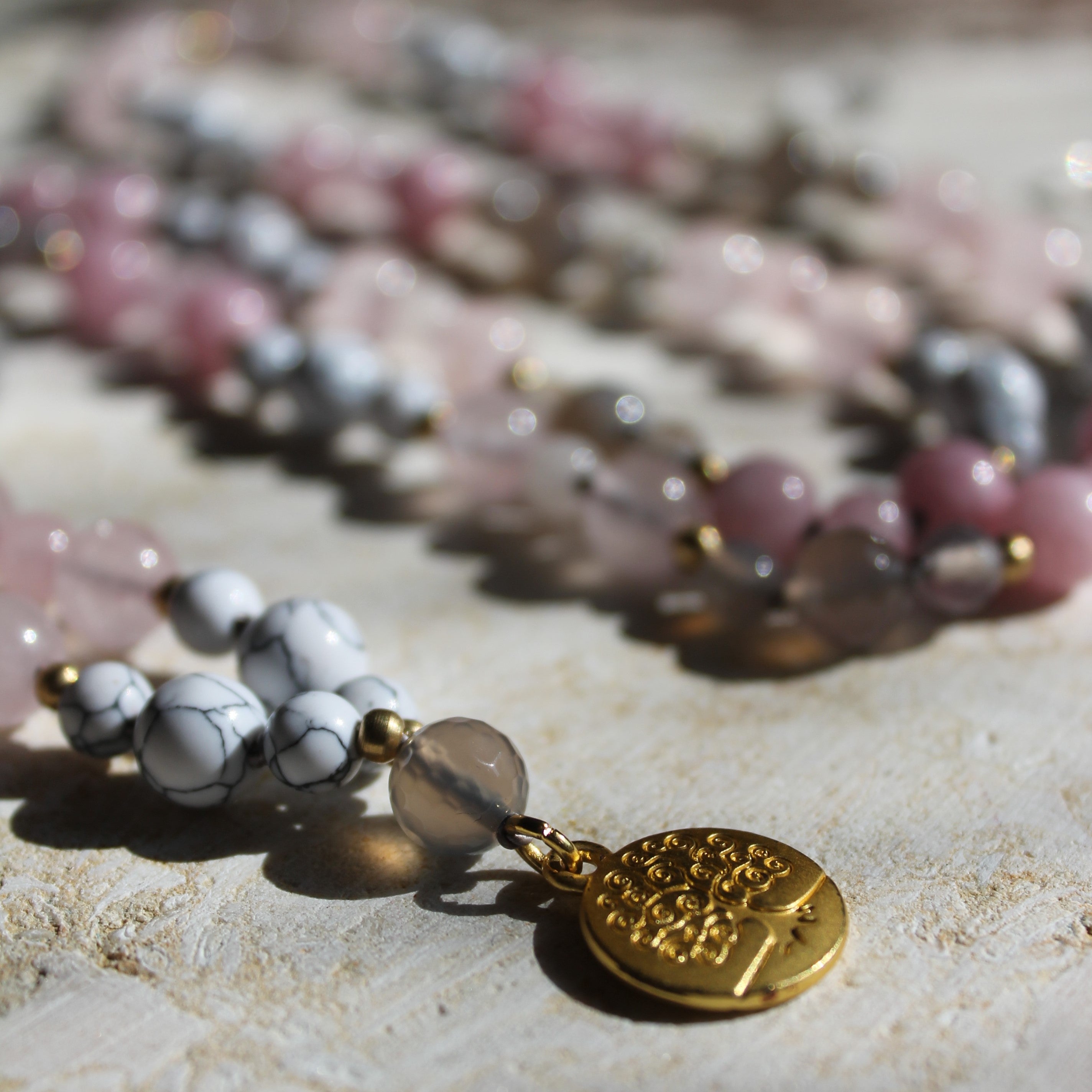 Achat, Howlith, Rosenquarz, Kunzit Mala goldfarben