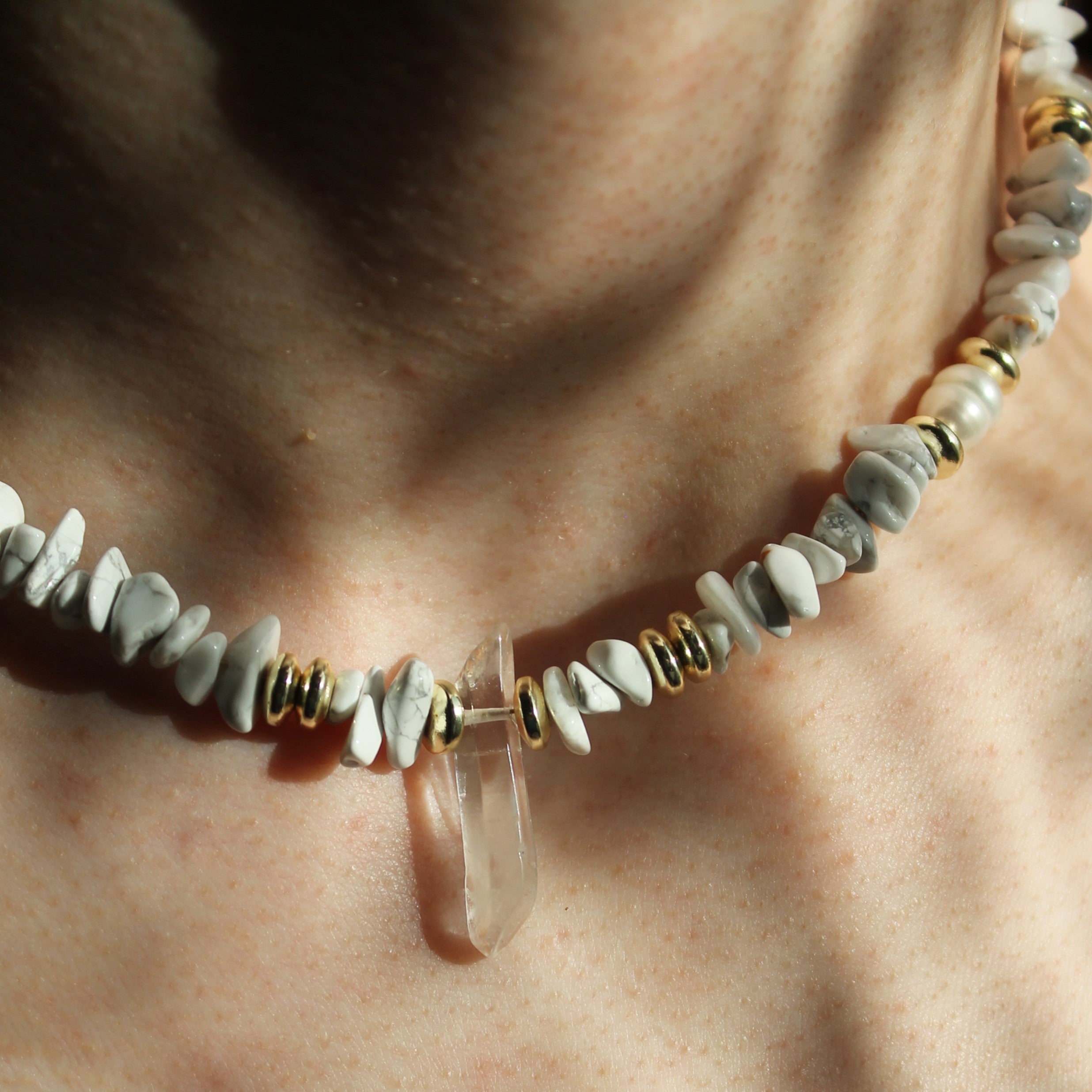Howlith mit Süßwasserperlen Choker Kette Hämatit goldfarben
