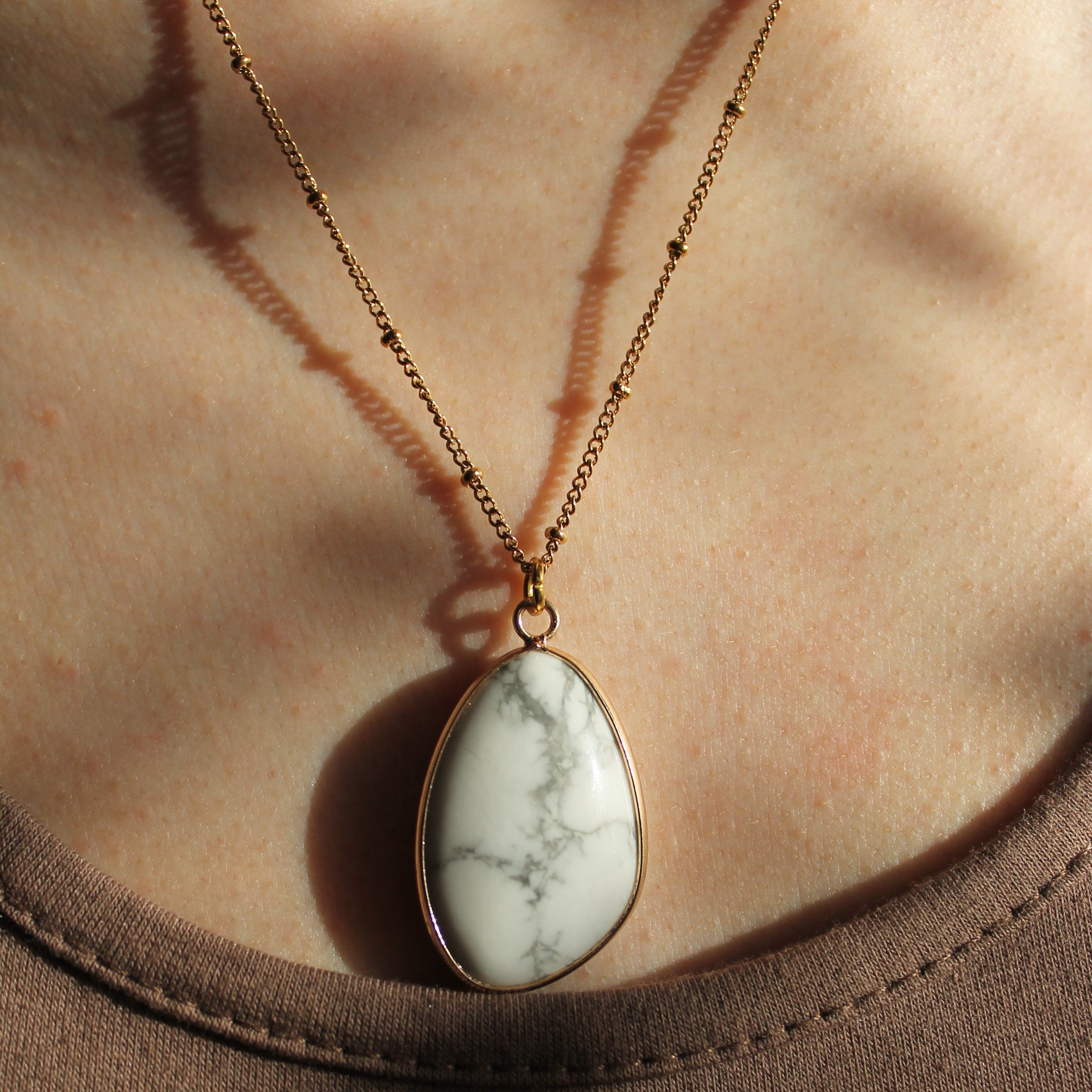 Howlith groß Edelsteinanhänger Kette goldfarben