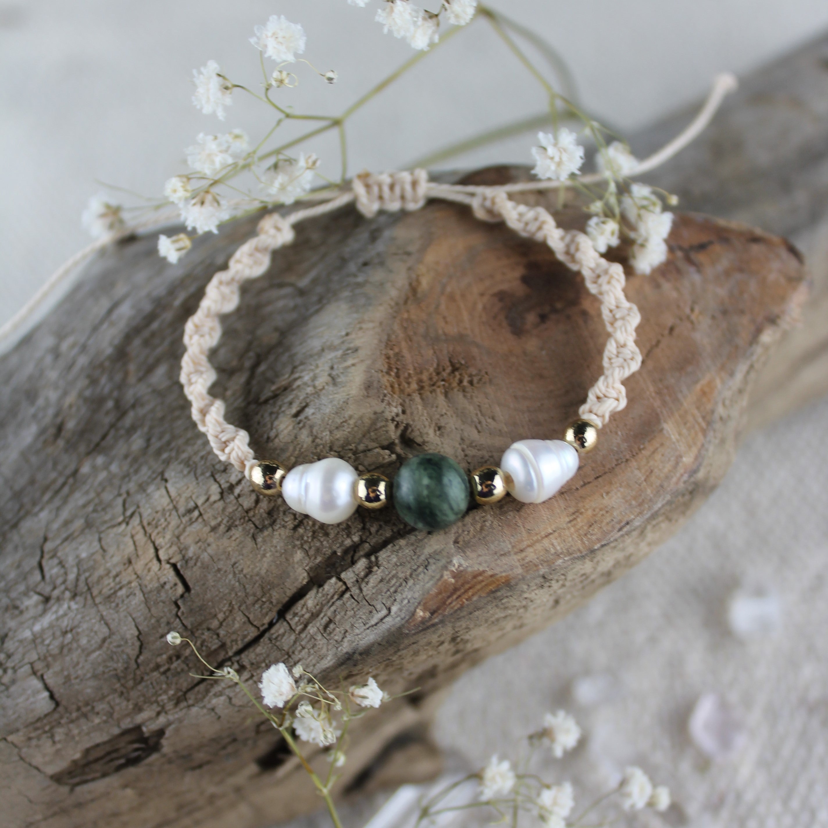 Jaspis mit Süßwasserperlen Edelsteinarmband Makramee goldfarben