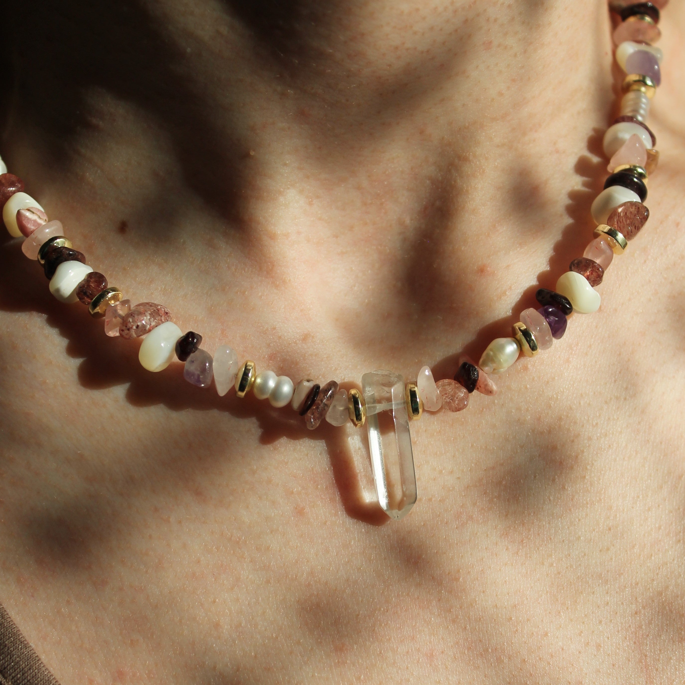 Amethyst Erdbeerquarz Granat Rosenquarz Süßwasserperlen Kette Bergkristallspitze goldfarben