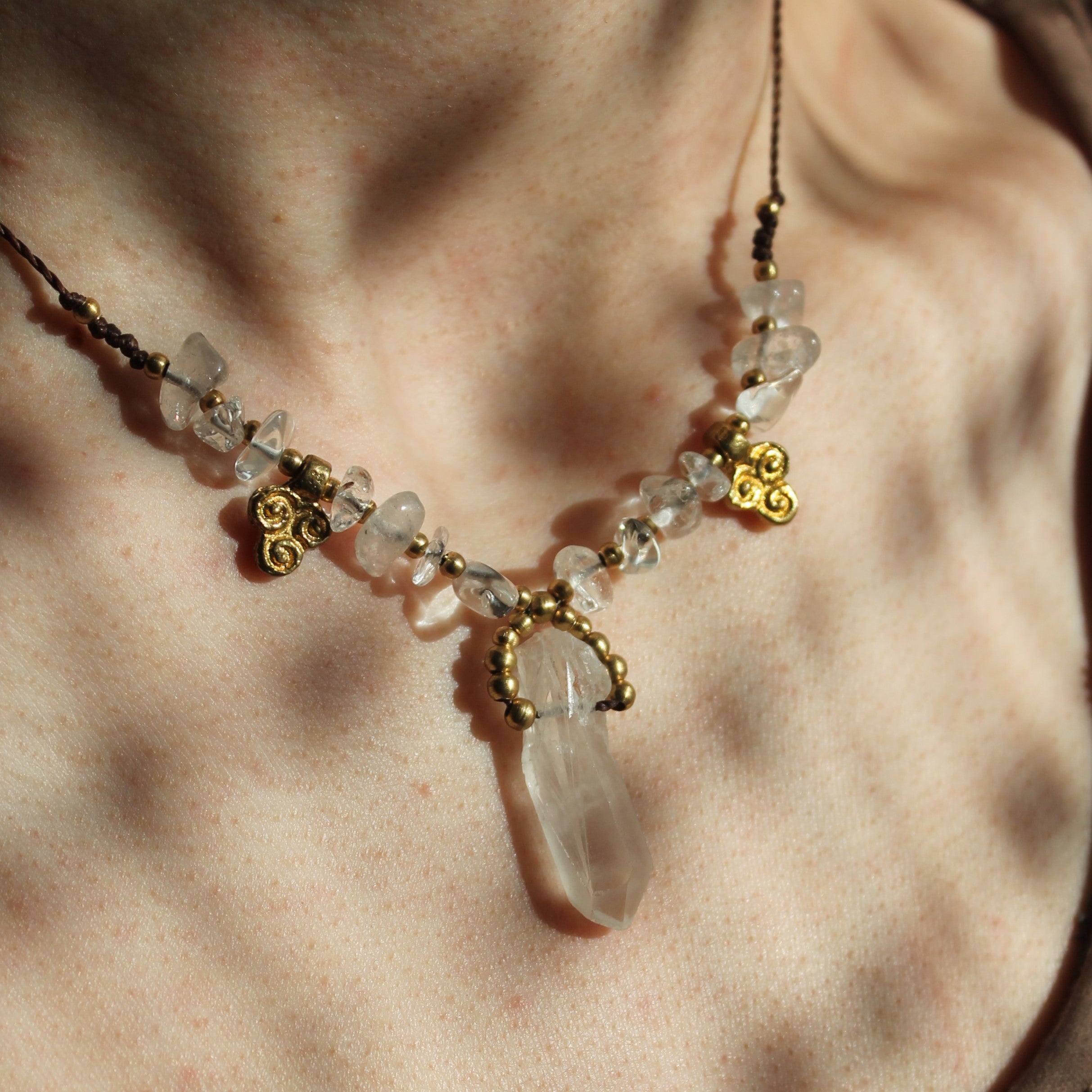 Bergkristall Kette Makramee braun mit Messinganhängern goldfarben
