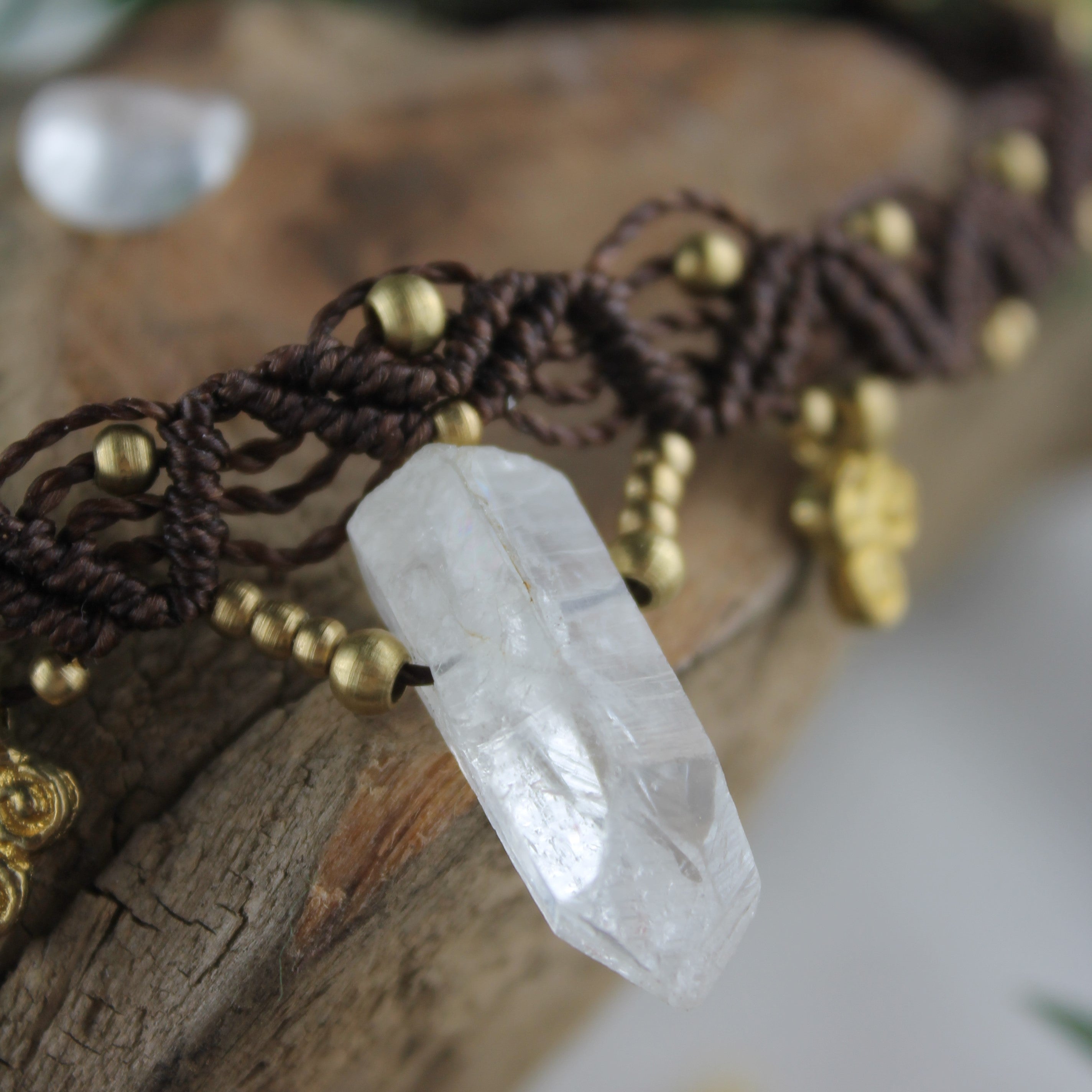 Bergkristallspitze Choker Kette Makramee braun mit Messinganhängern goldfarben