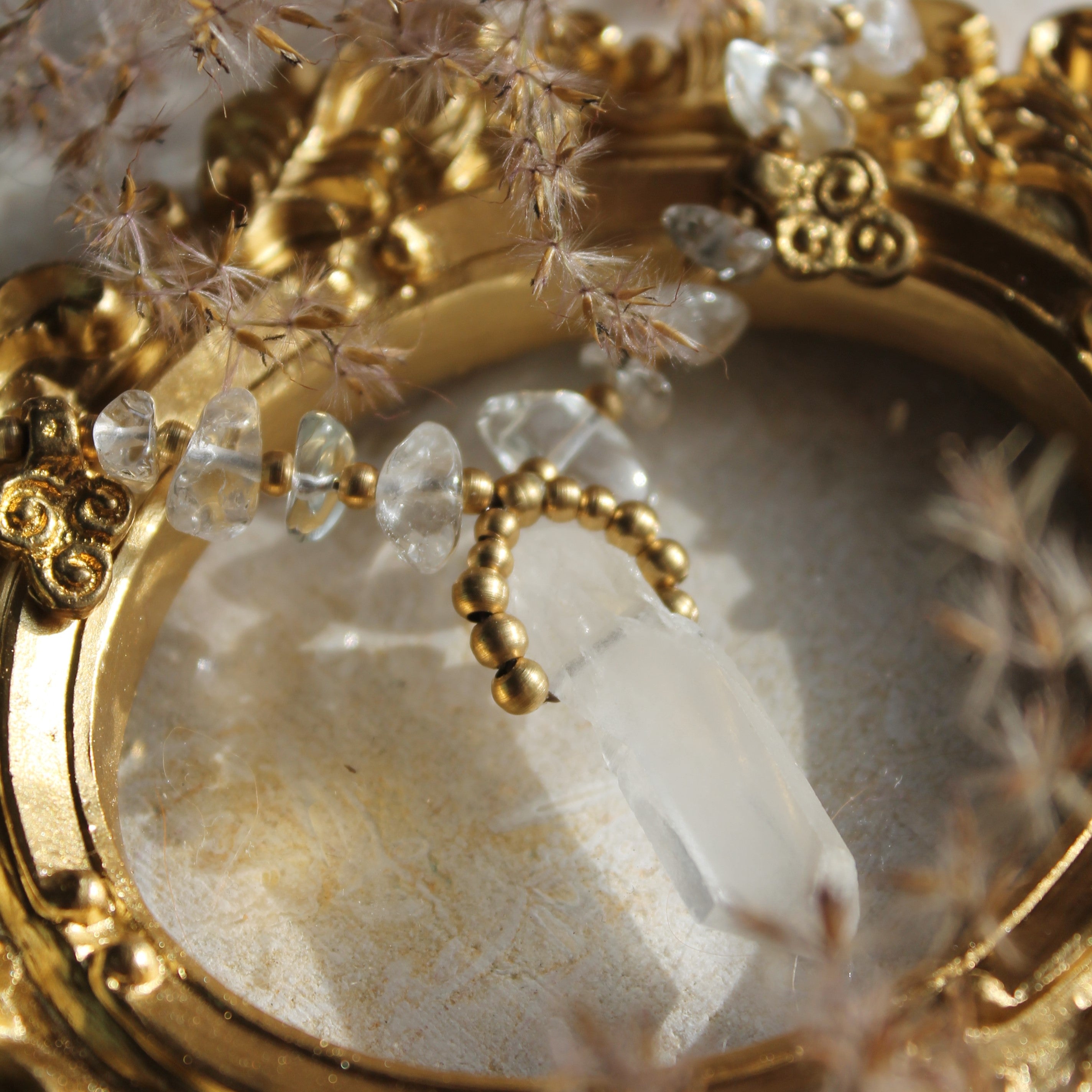 Bergkristall Kette Makramee braun mit Messinganhängern goldfarben