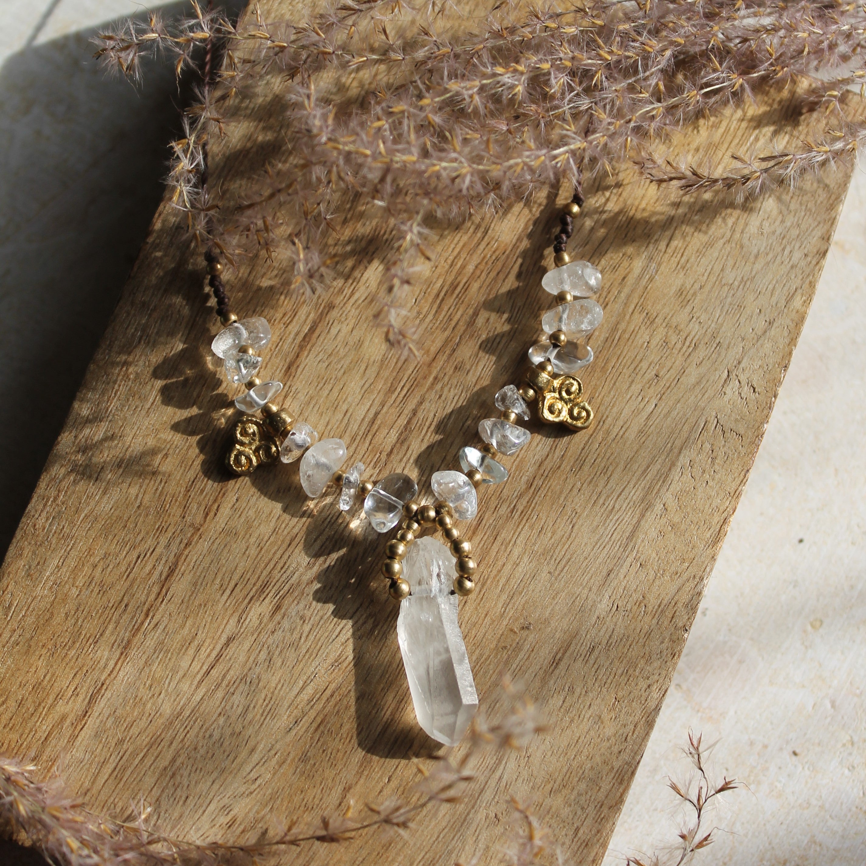 Bergkristall Kette Makramee braun mit Messinganhängern goldfarben