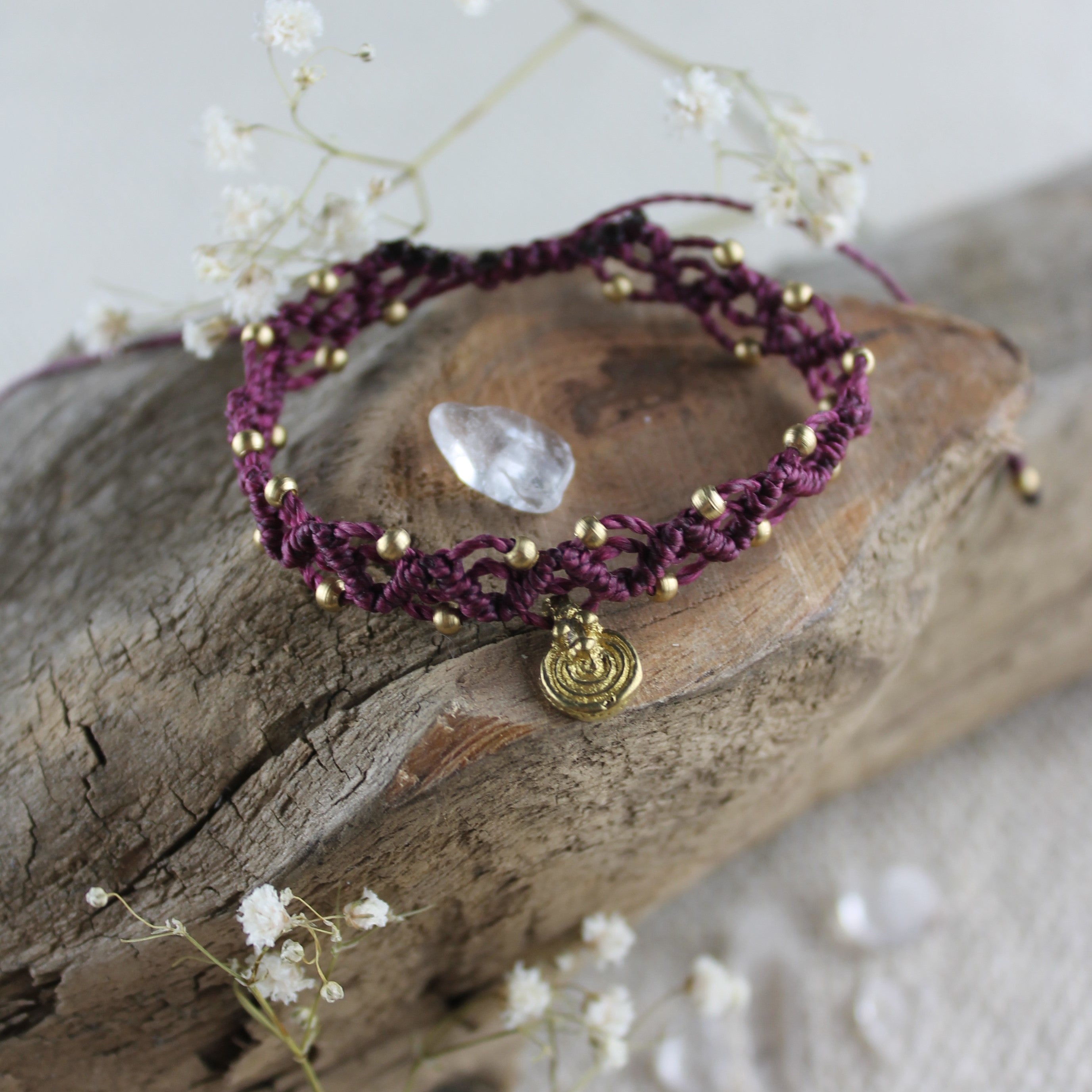 LUANA Makramee Armband bordeaux mit Messinganhänger goldfarben