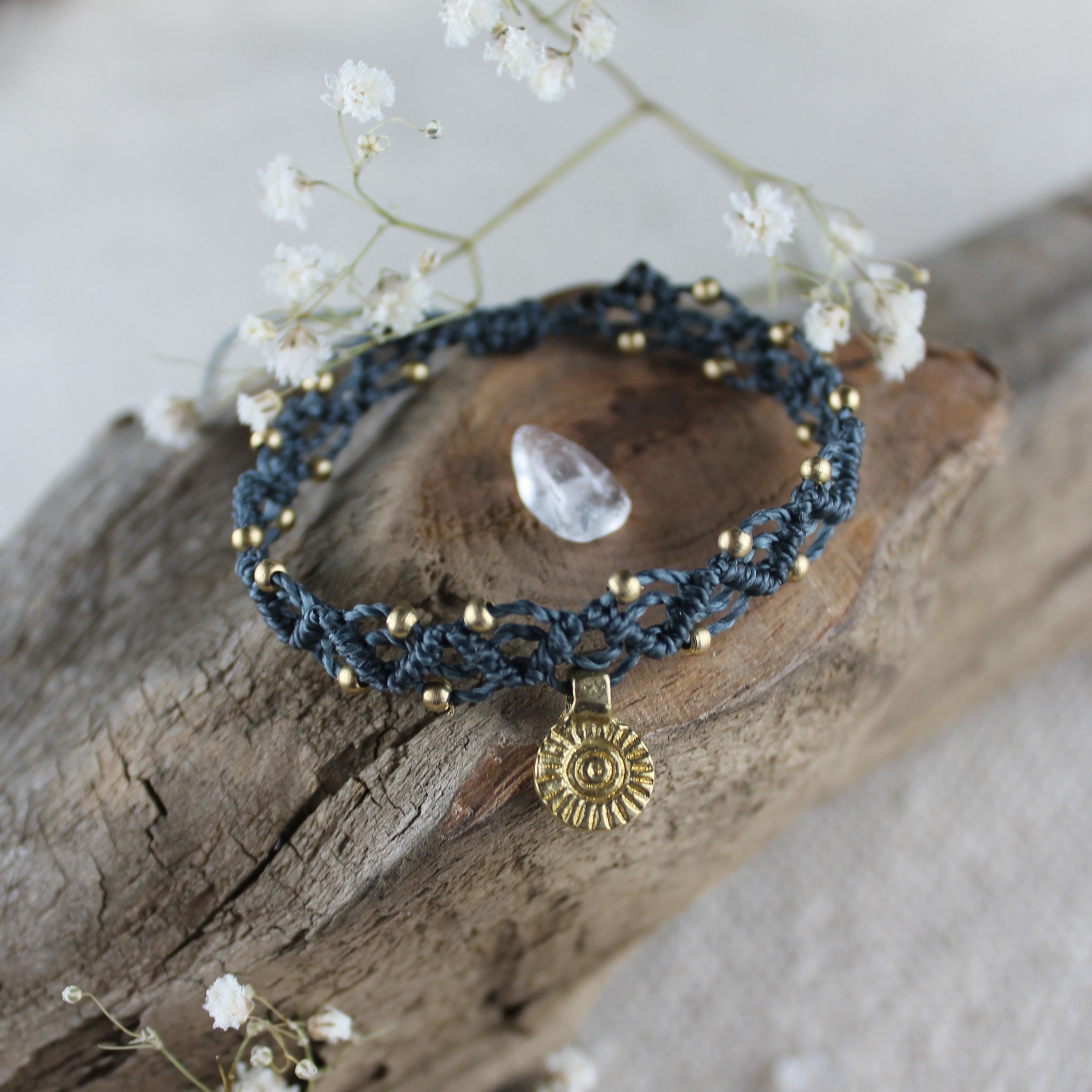 LUANA Makramee Armband dunkelblau mit Messinganhänger goldfarben