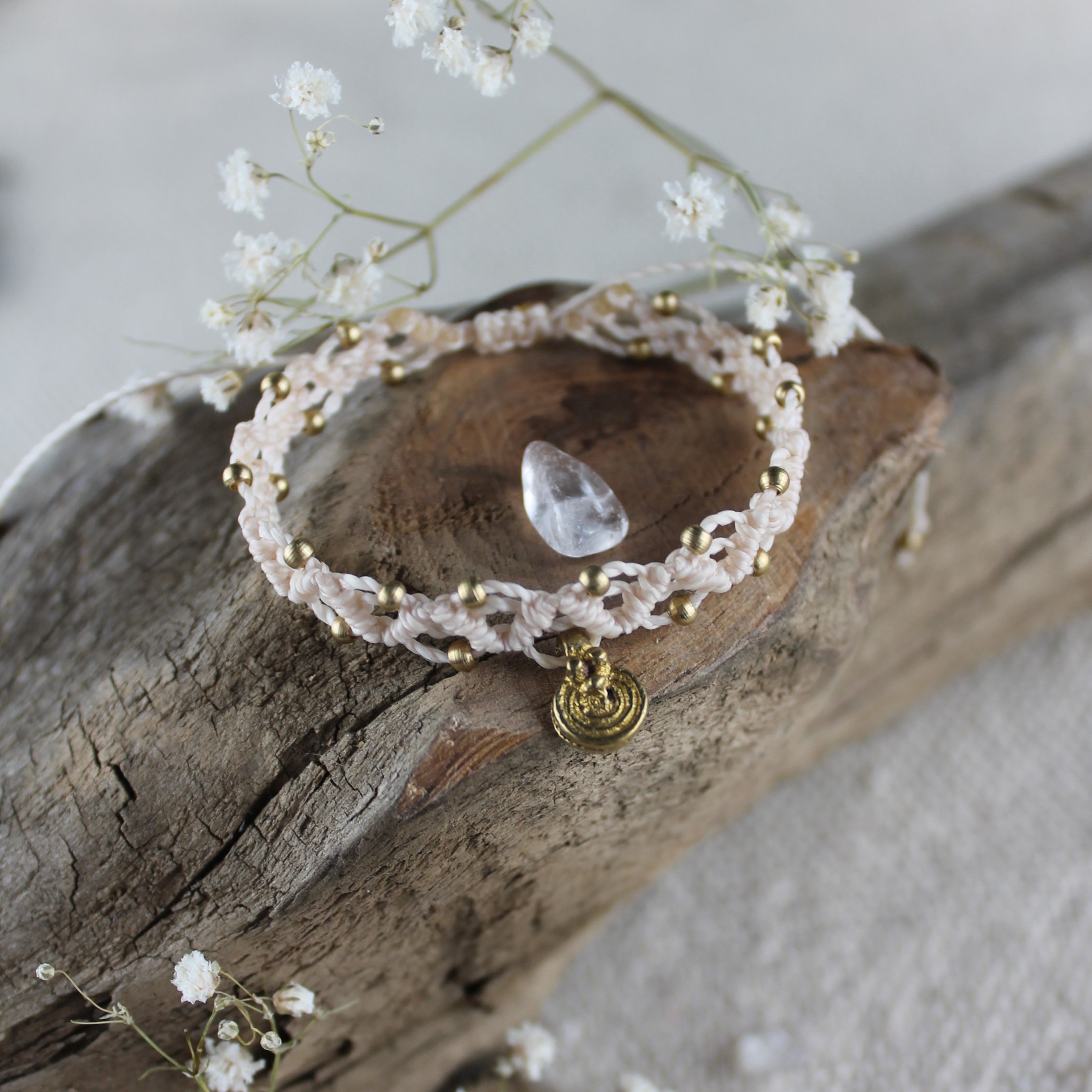 LUANA Makramee Armband creme mit Messinganhänger goldfarben