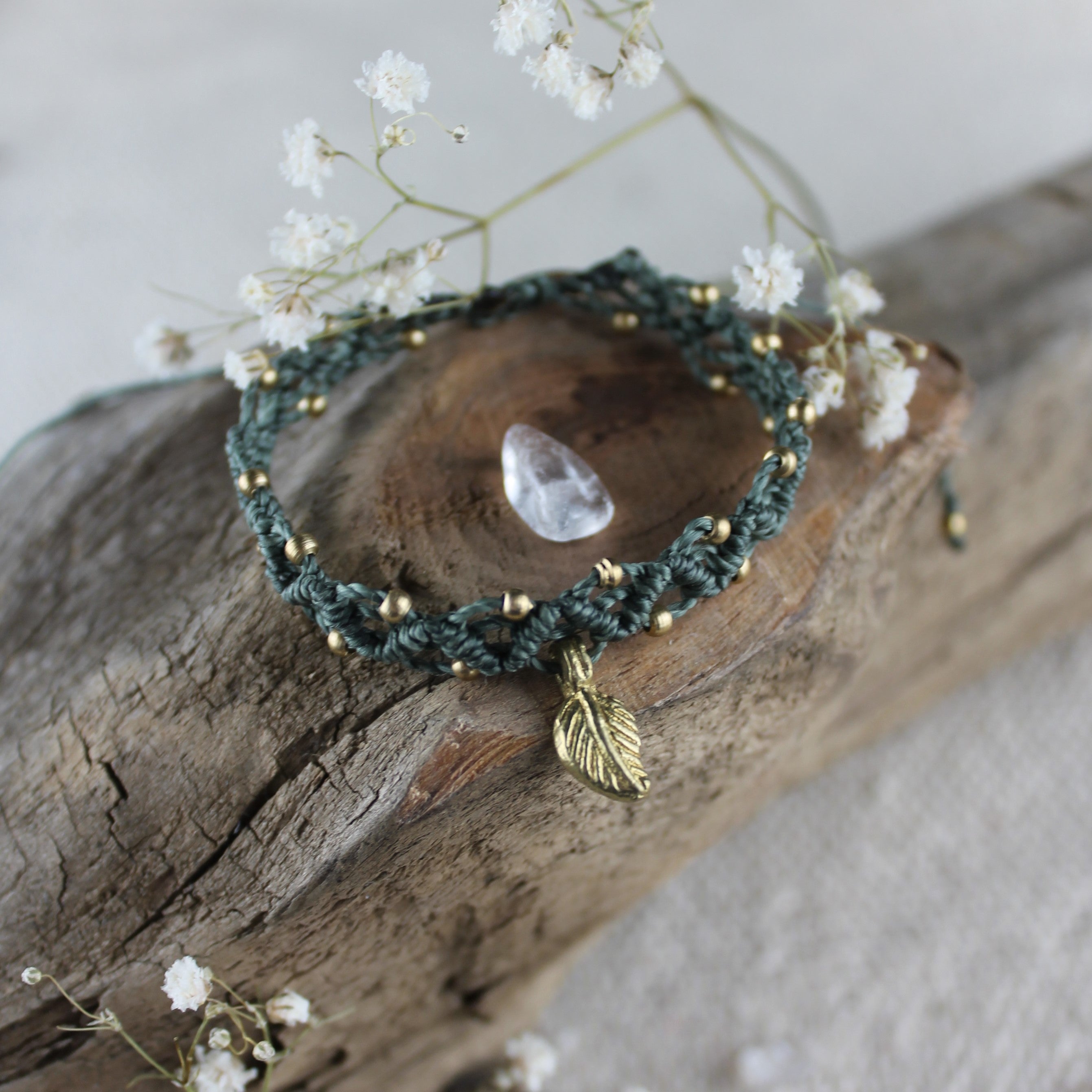 LUANA Makramee Armband dunkelgrün mit Messinganhänger goldfarben