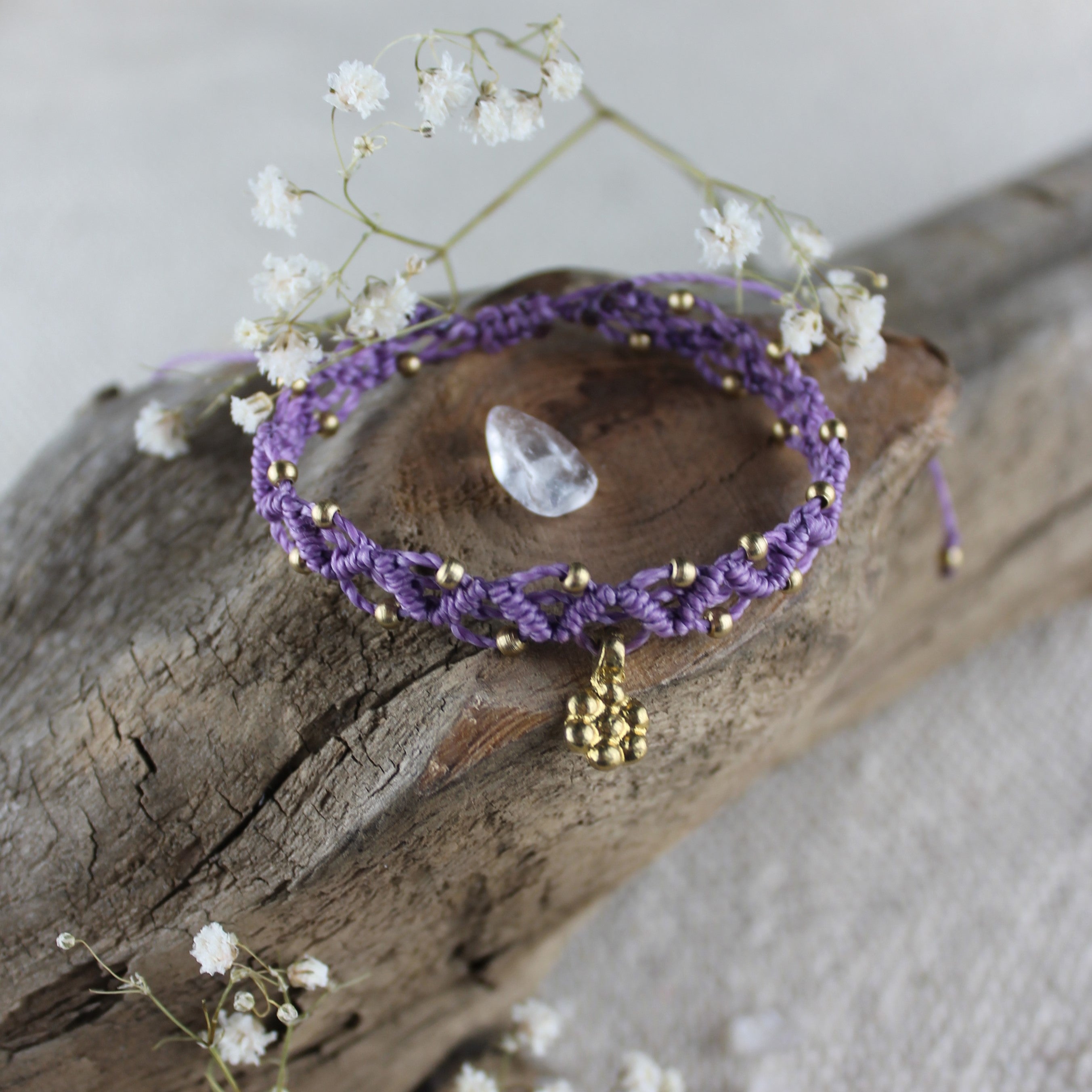 LUANA Makramee Armband lila mit Messinganhänger goldfarben