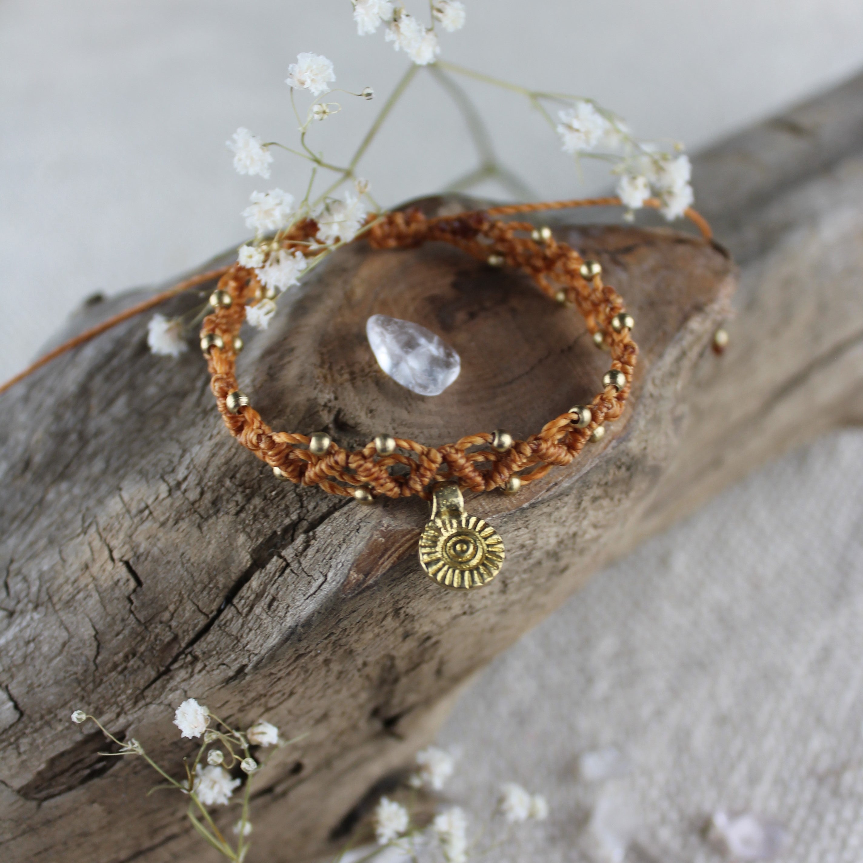 LUANA Makramee Armband orangebraun mit Messinganhänger goldfarben