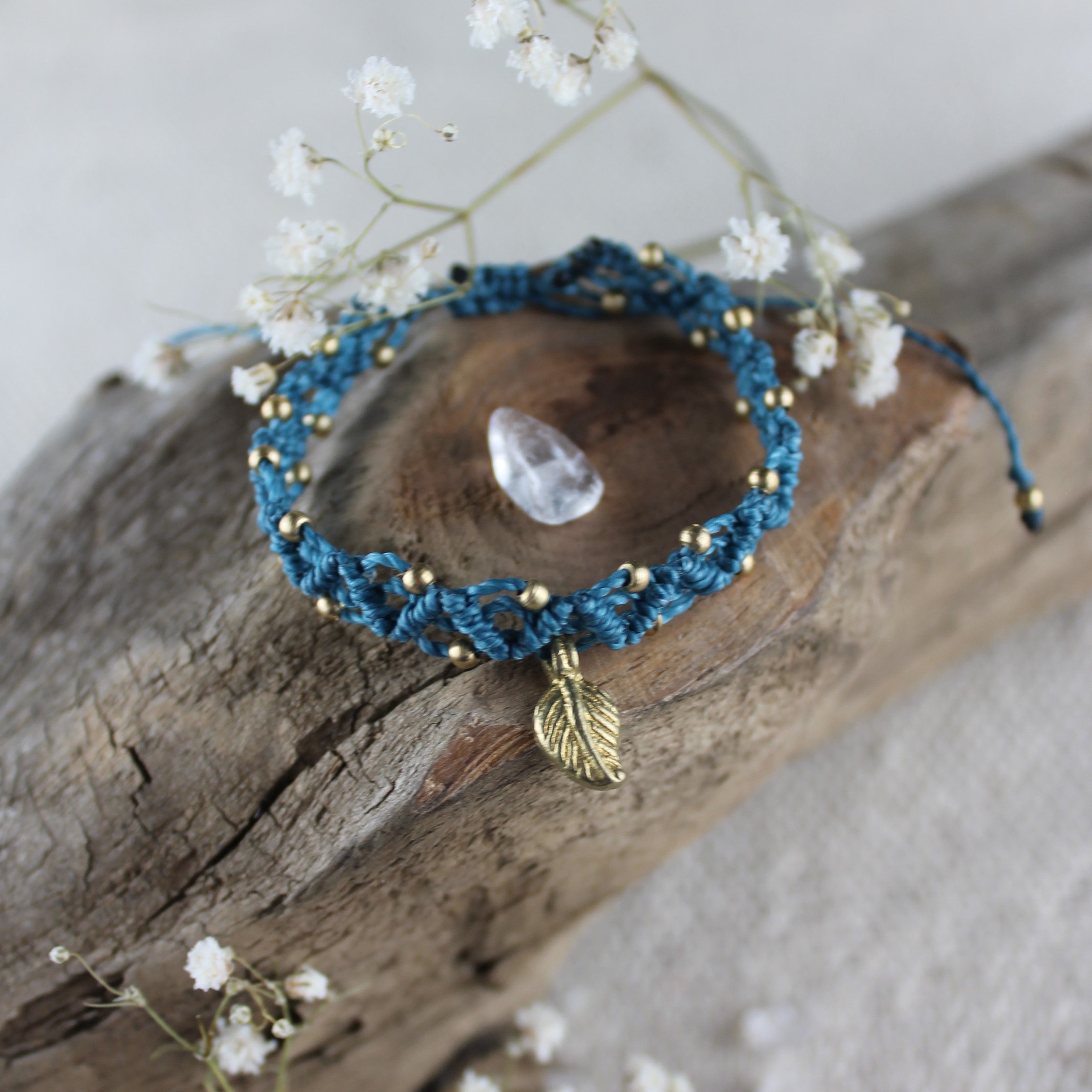 LUANA Makramee Armband petrol mit Messinganhänger goldfarben