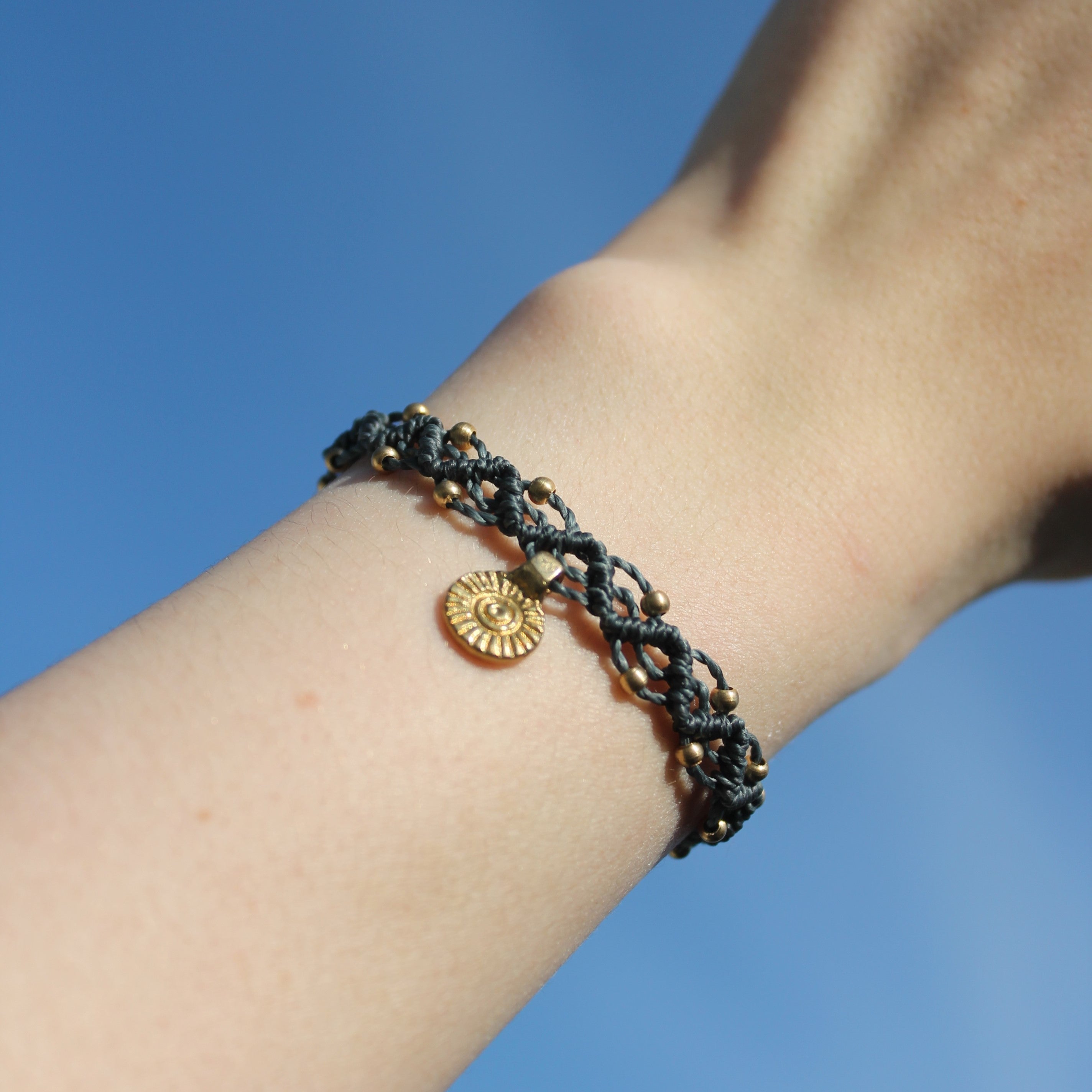 LUANA Makramee Armband dunkelblau mit Messinganhänger goldfarben