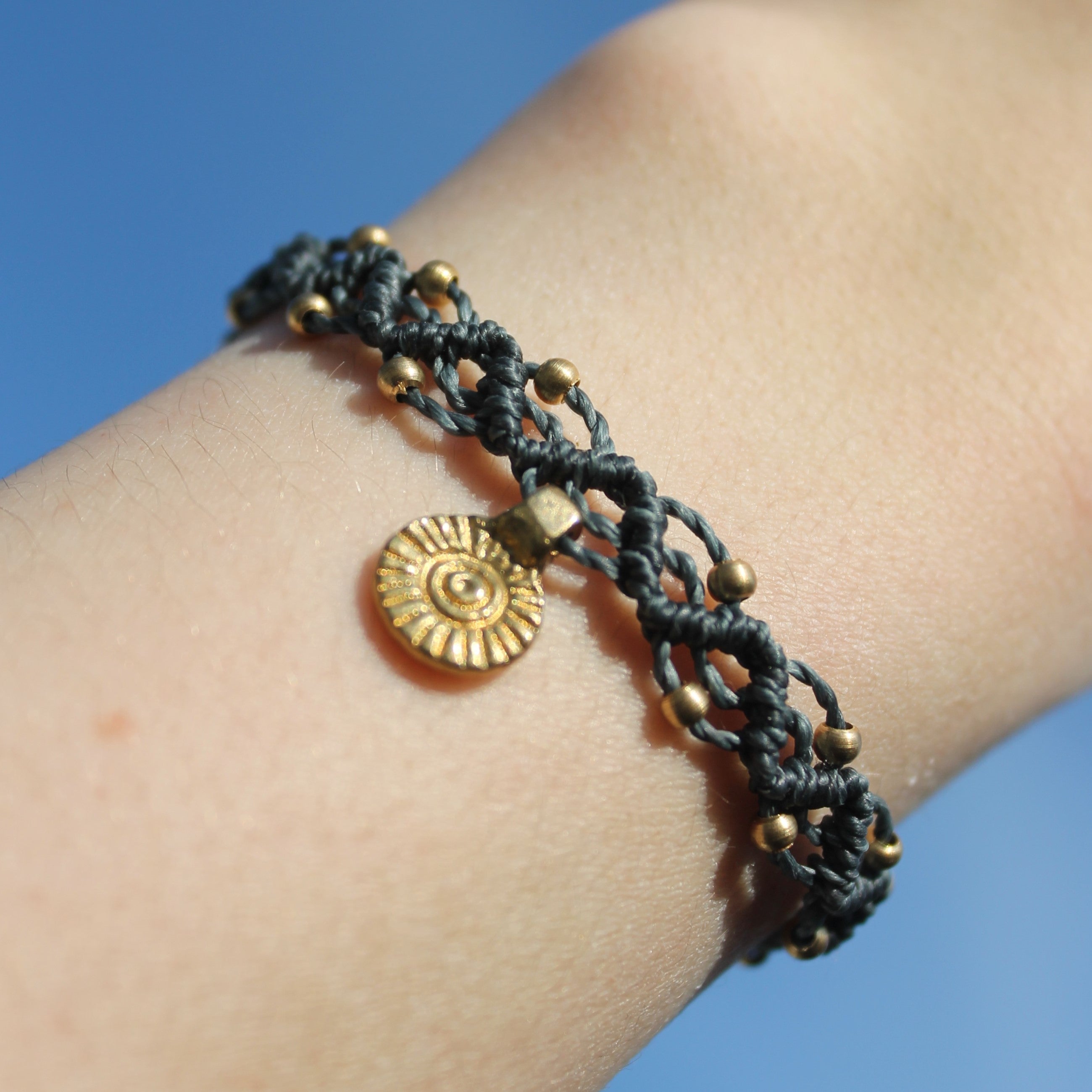 LUANA Makramee Armband dunkelblau mit Messinganhänger goldfarben