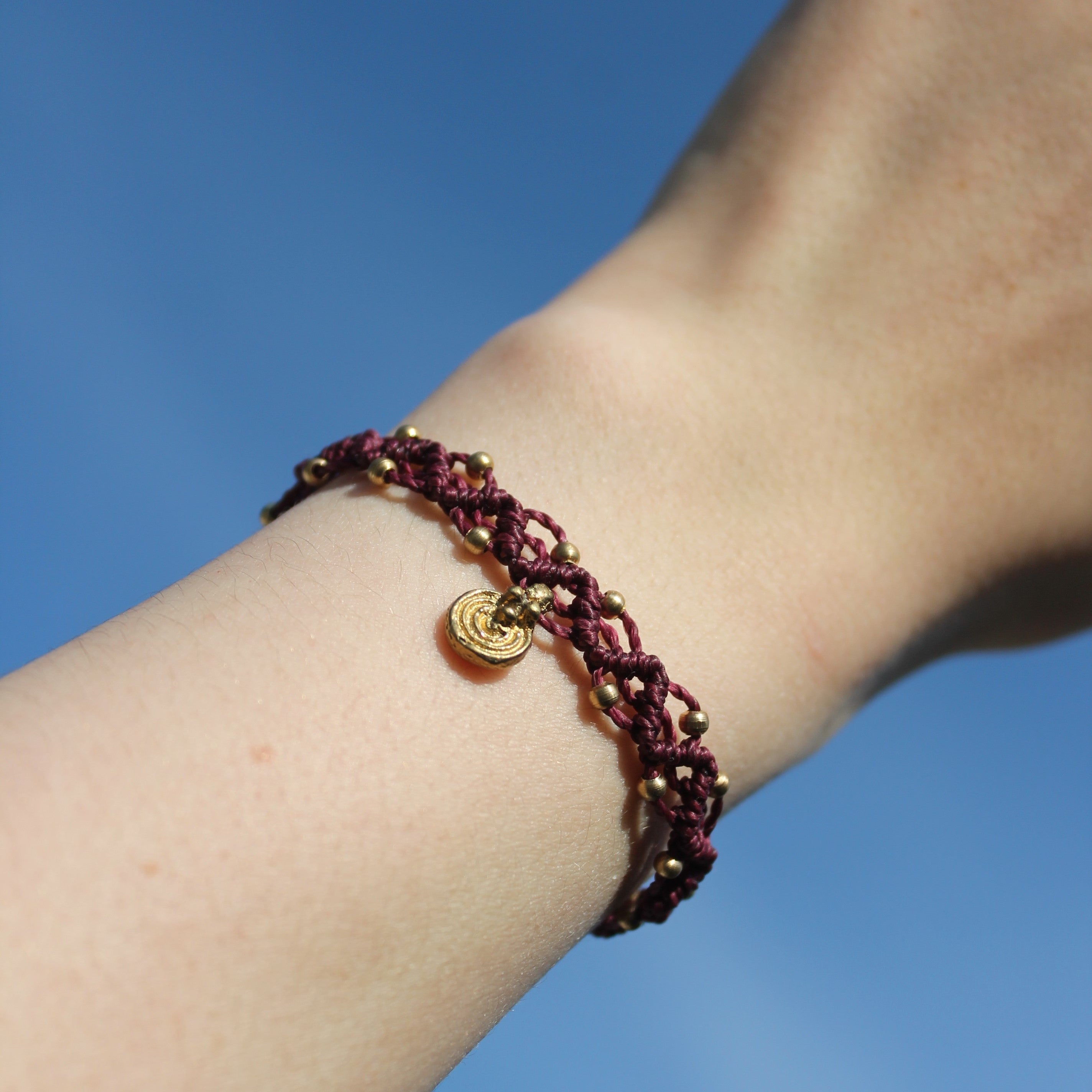 LUANA Makramee Armband bordeaux mit Messinganhänger goldfarben