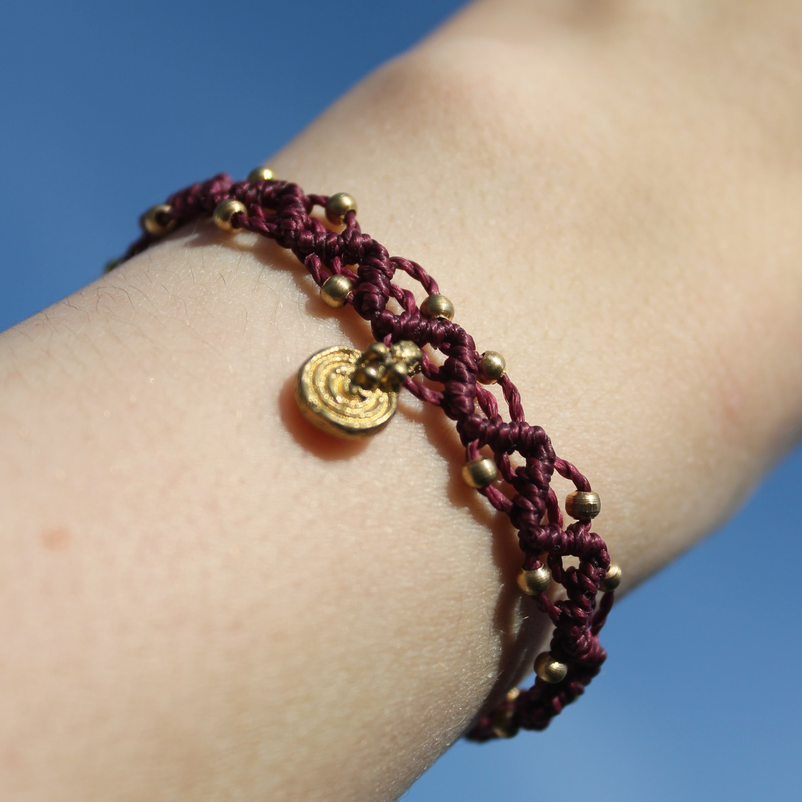 LUANA Makramee Armband bordeaux mit Messinganhänger goldfarben