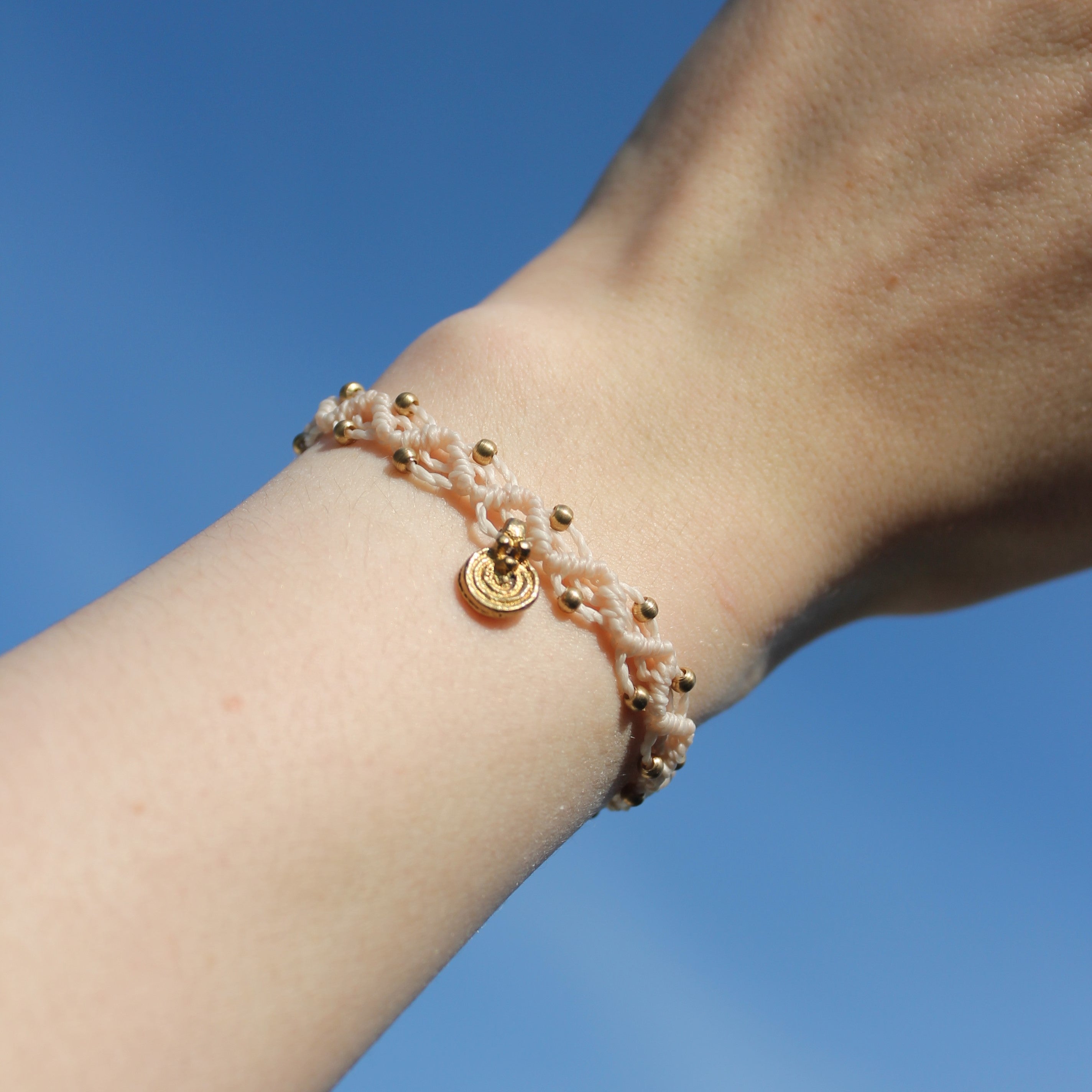 LUANA Makramee Armband creme mit Messinganhänger goldfarben