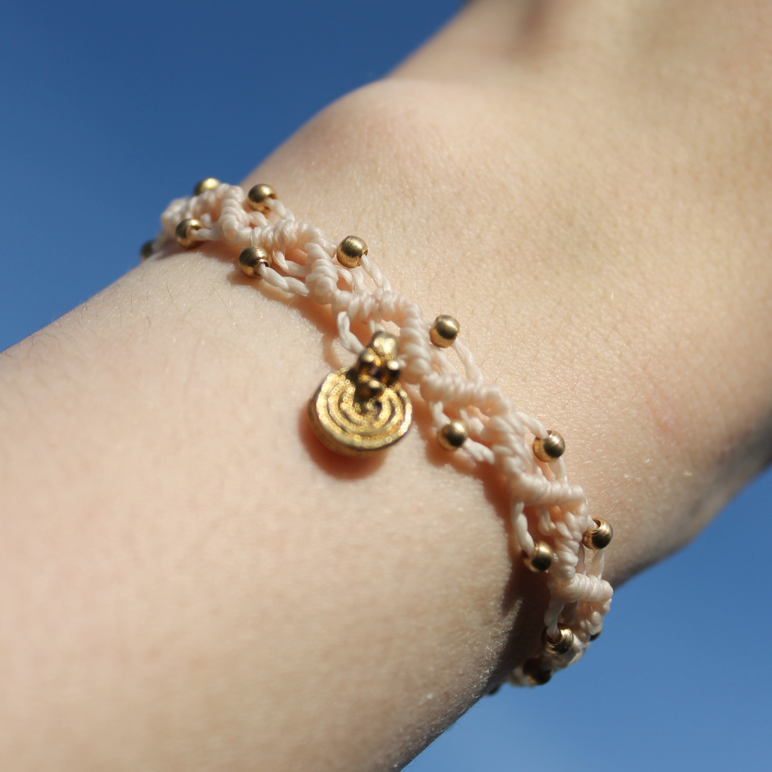 LUANA Makramee Armband creme mit Messinganhänger goldfarben