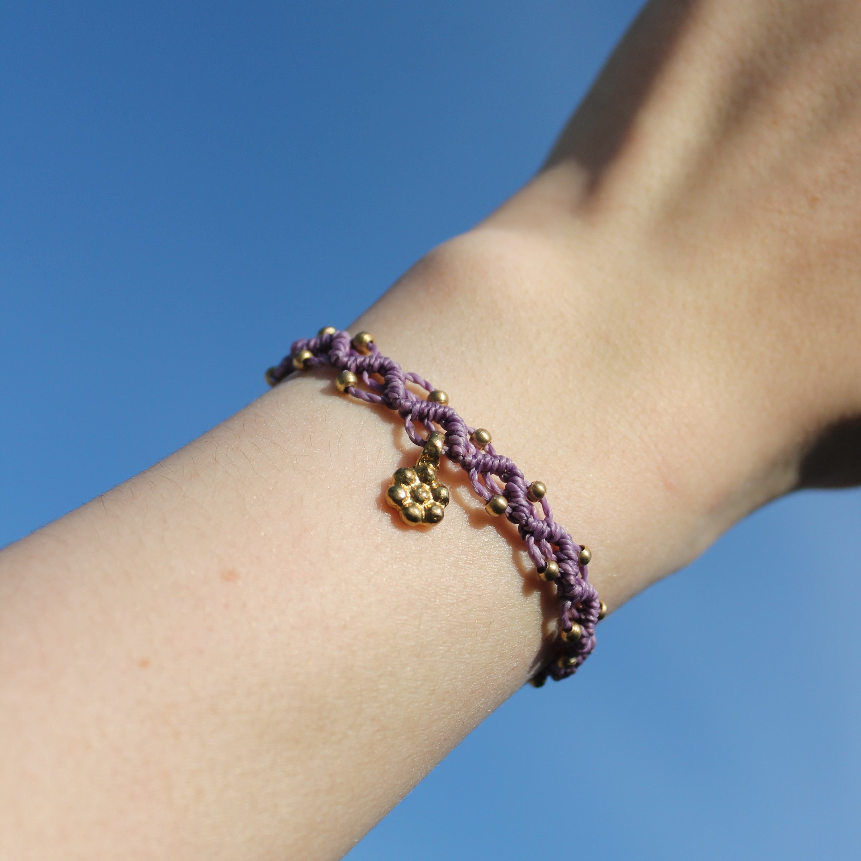 LUANA Makramee Armband lila mit Messinganhänger goldfarben