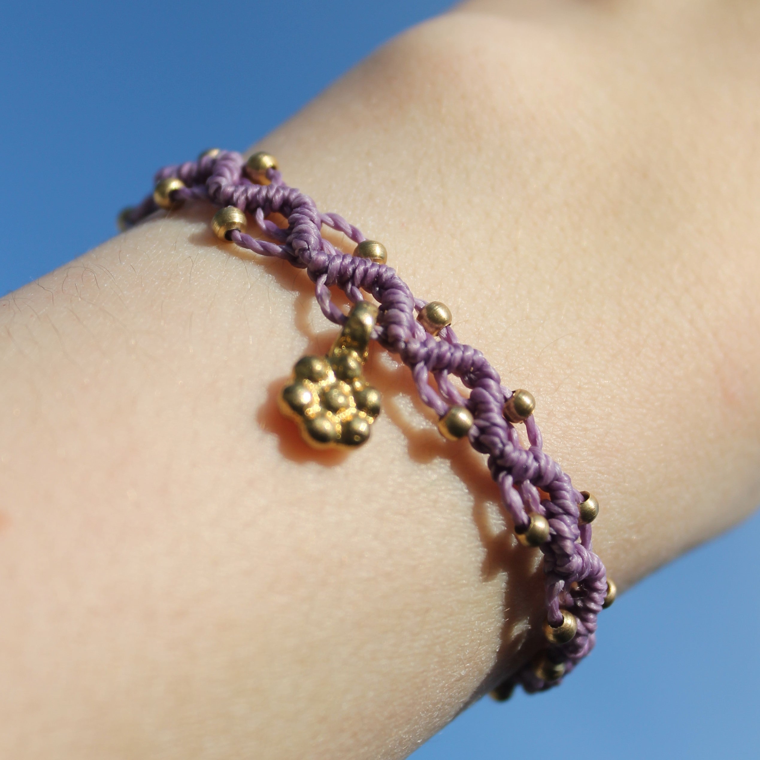 LUANA Makramee Armband lila mit Messinganhänger goldfarben