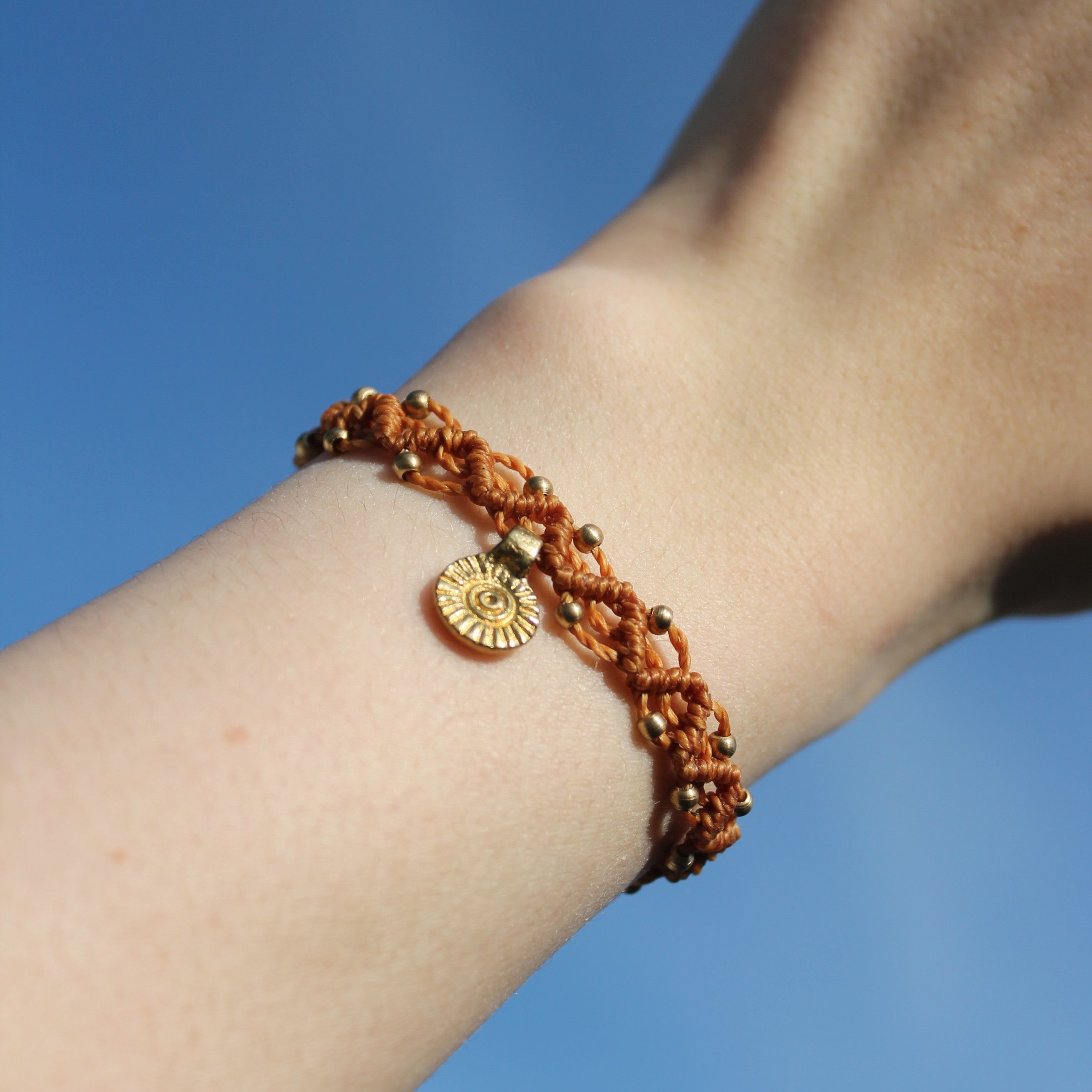 LUANA Makramee Armband orangebraun mit Messinganhänger goldfarben