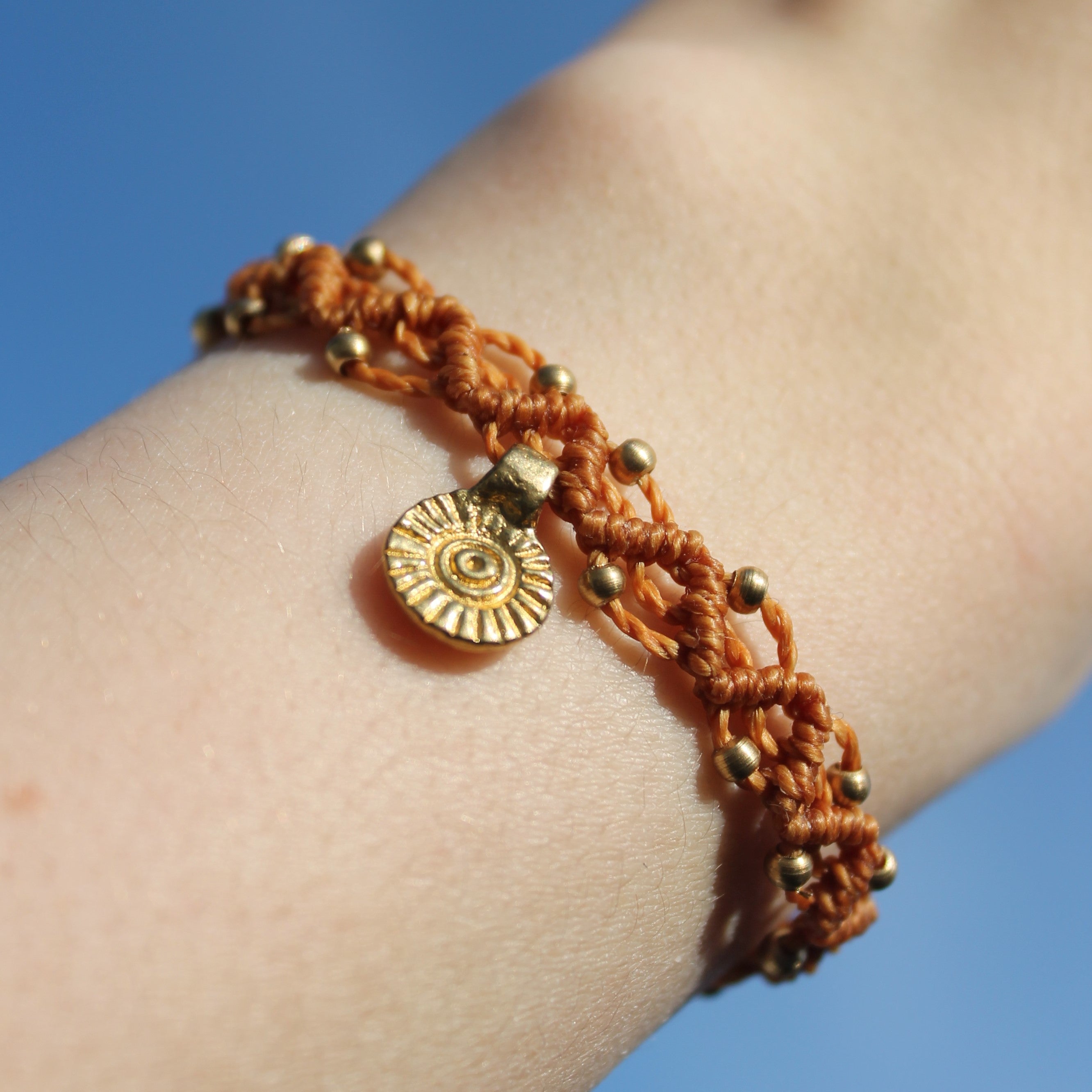 LUANA Makramee Armband orangebraun mit Messinganhänger goldfarben