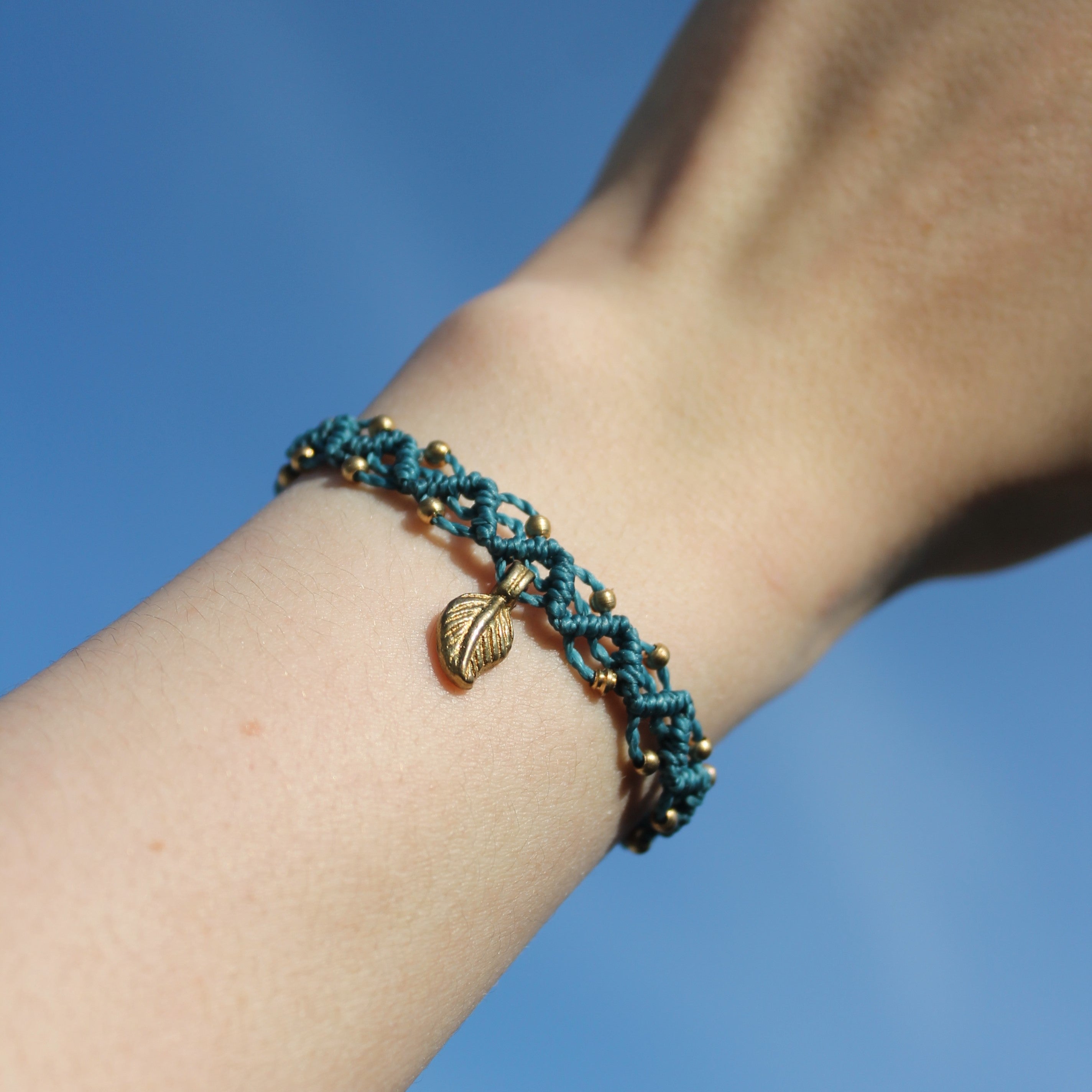 LUANA Makramee Armband petrol mit Messinganhänger goldfarben