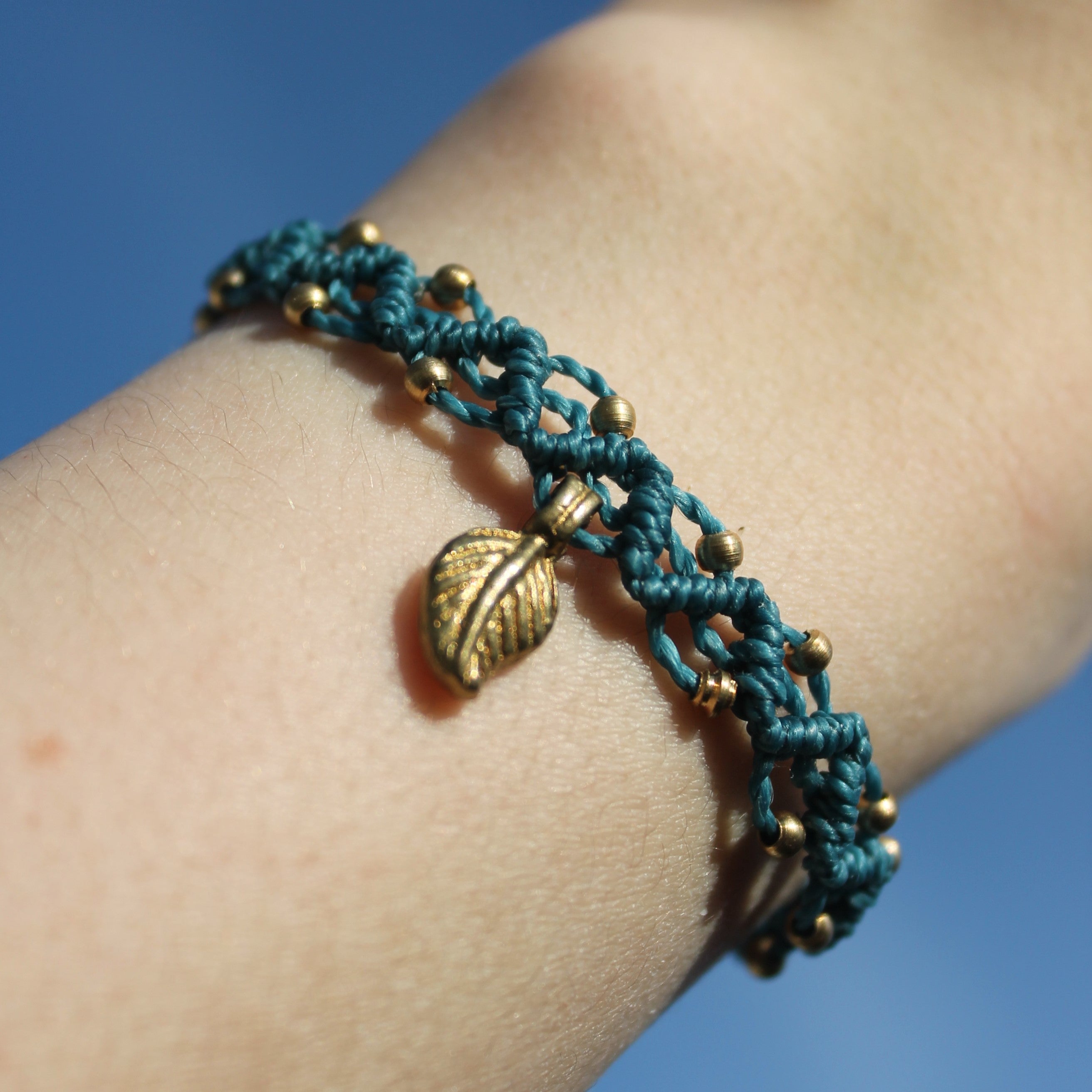 LUANA Makramee Armband petrol mit Messinganhänger goldfarben