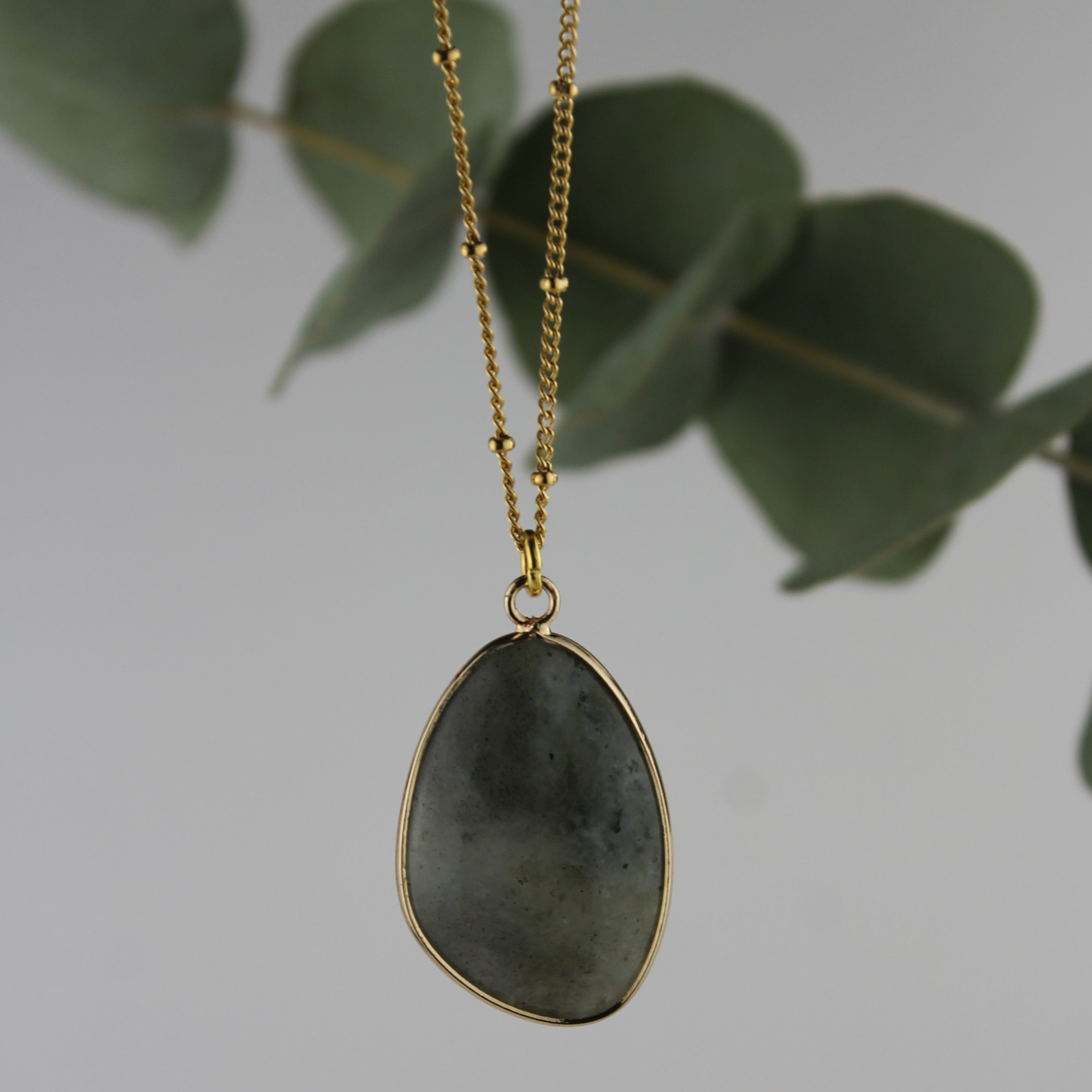 Labradorit groß Edelsteinanhänger Kette goldfarben