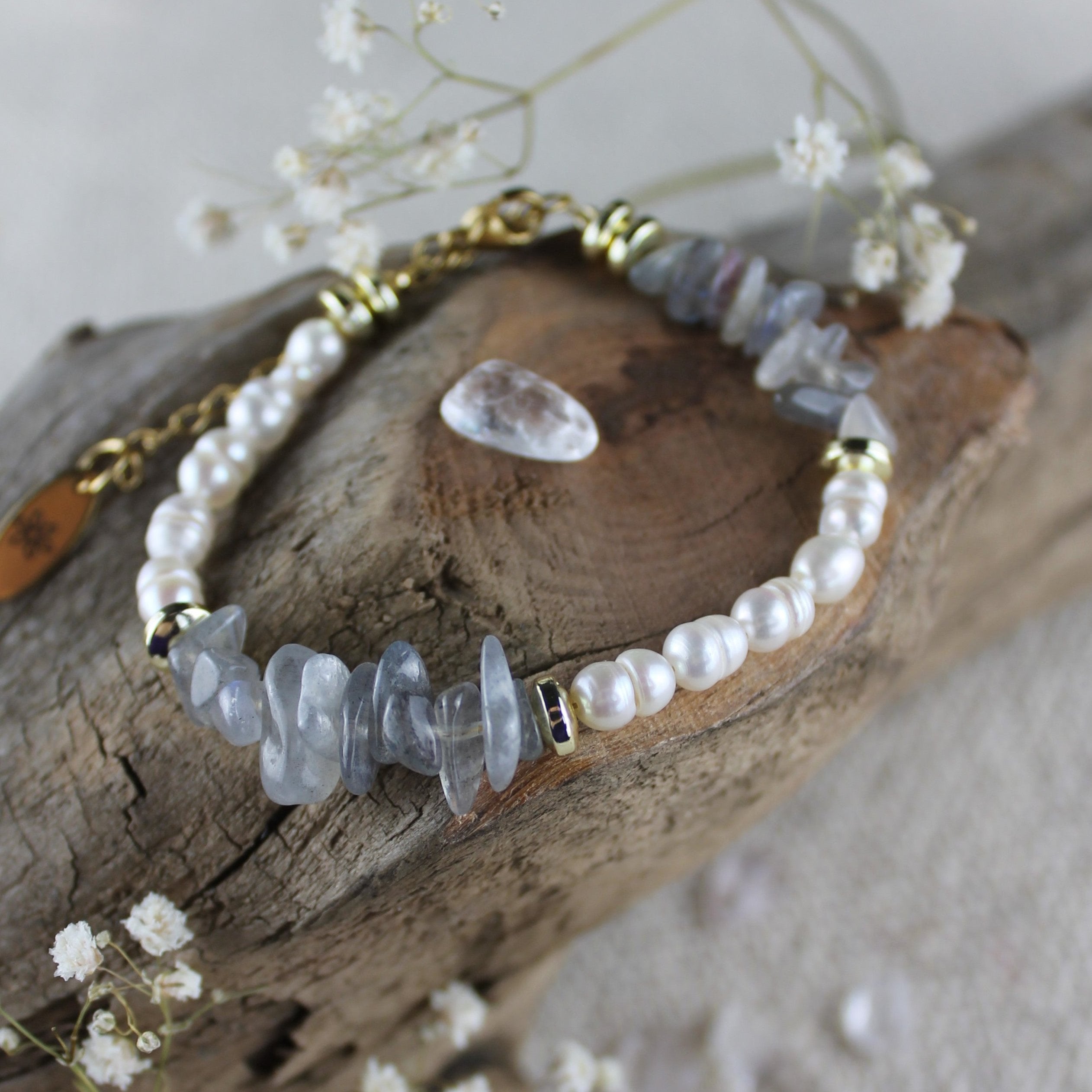 Labradorit Splitter mit Süßwasserperlen Edelsteinarmband mit Verschluss goldfarben