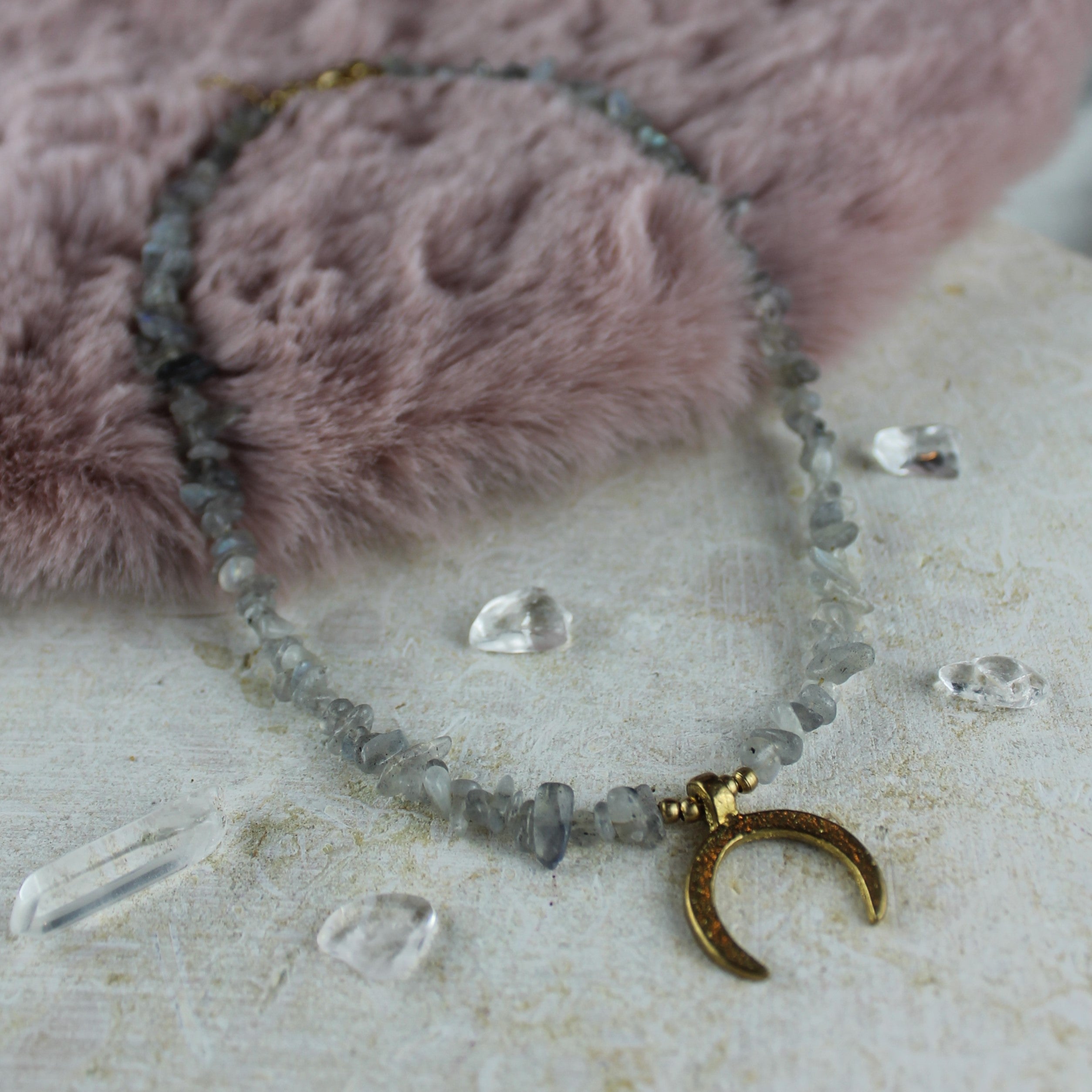 Labradorit Splitter Choker Kette mit Messinganhänger goldfarben