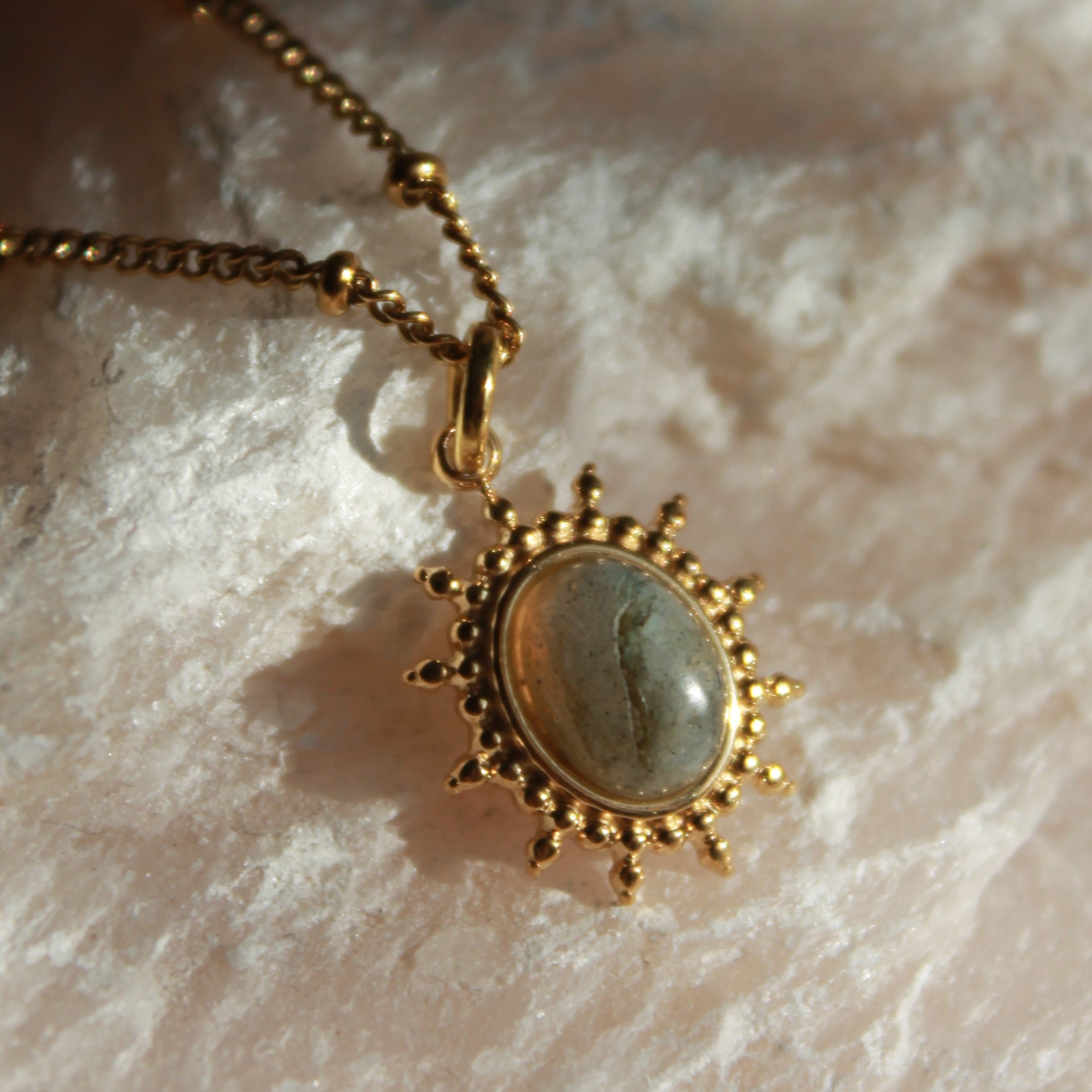 Labradorit Sonne Edelsteinanhänger Kette goldfarben