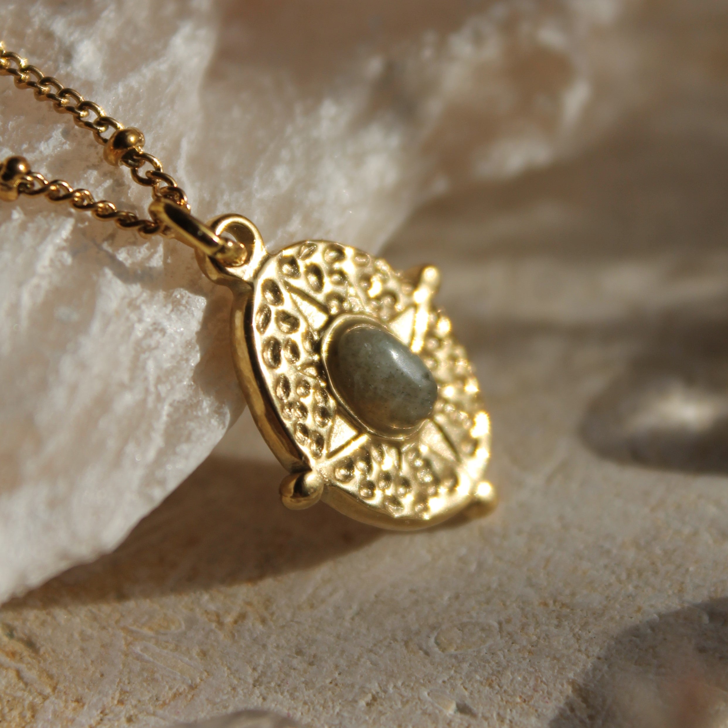 Labradorit SORAYA Edelsteinanhänger Kette goldfarben