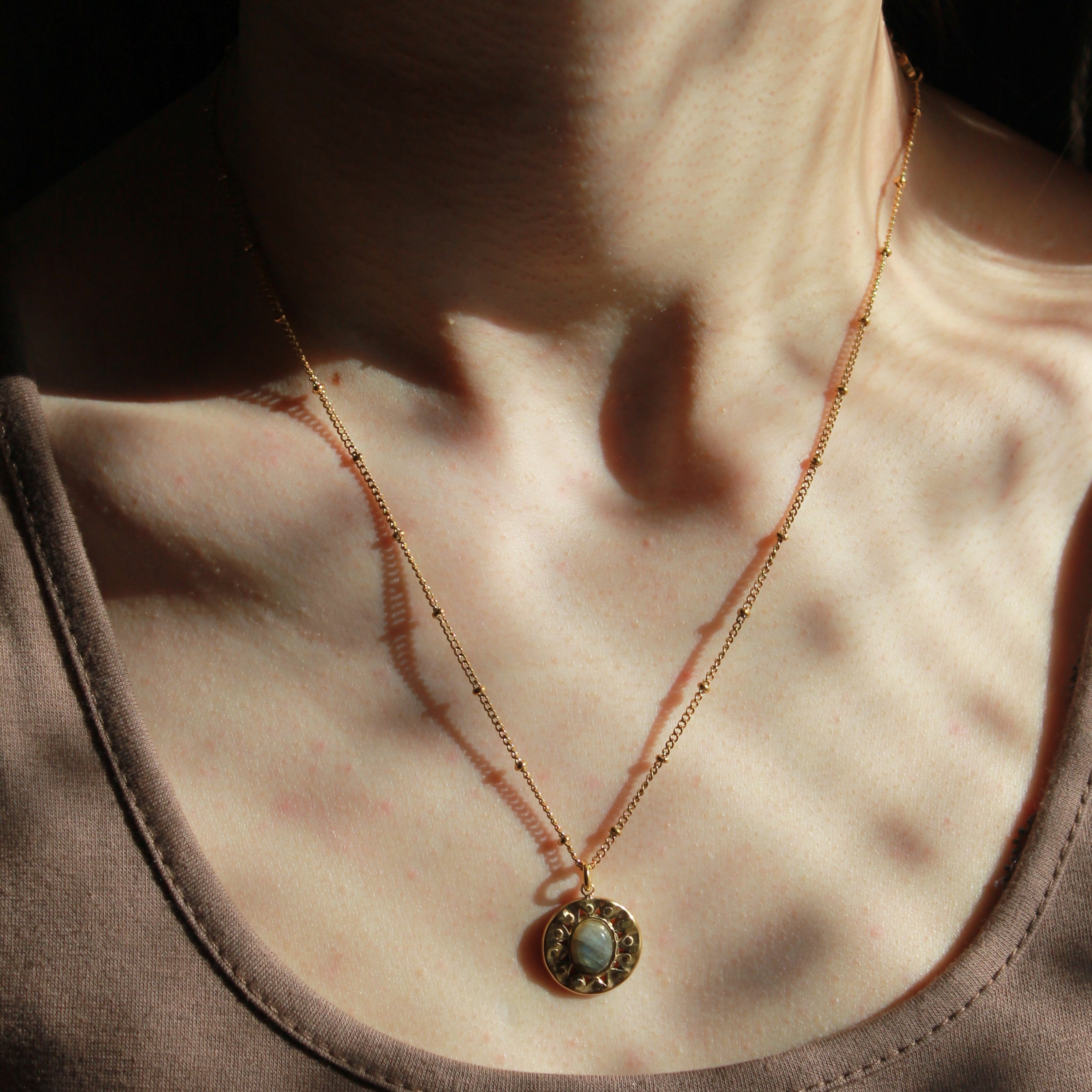 Labradorit boho Edelsteinanhänger Kette goldfarben