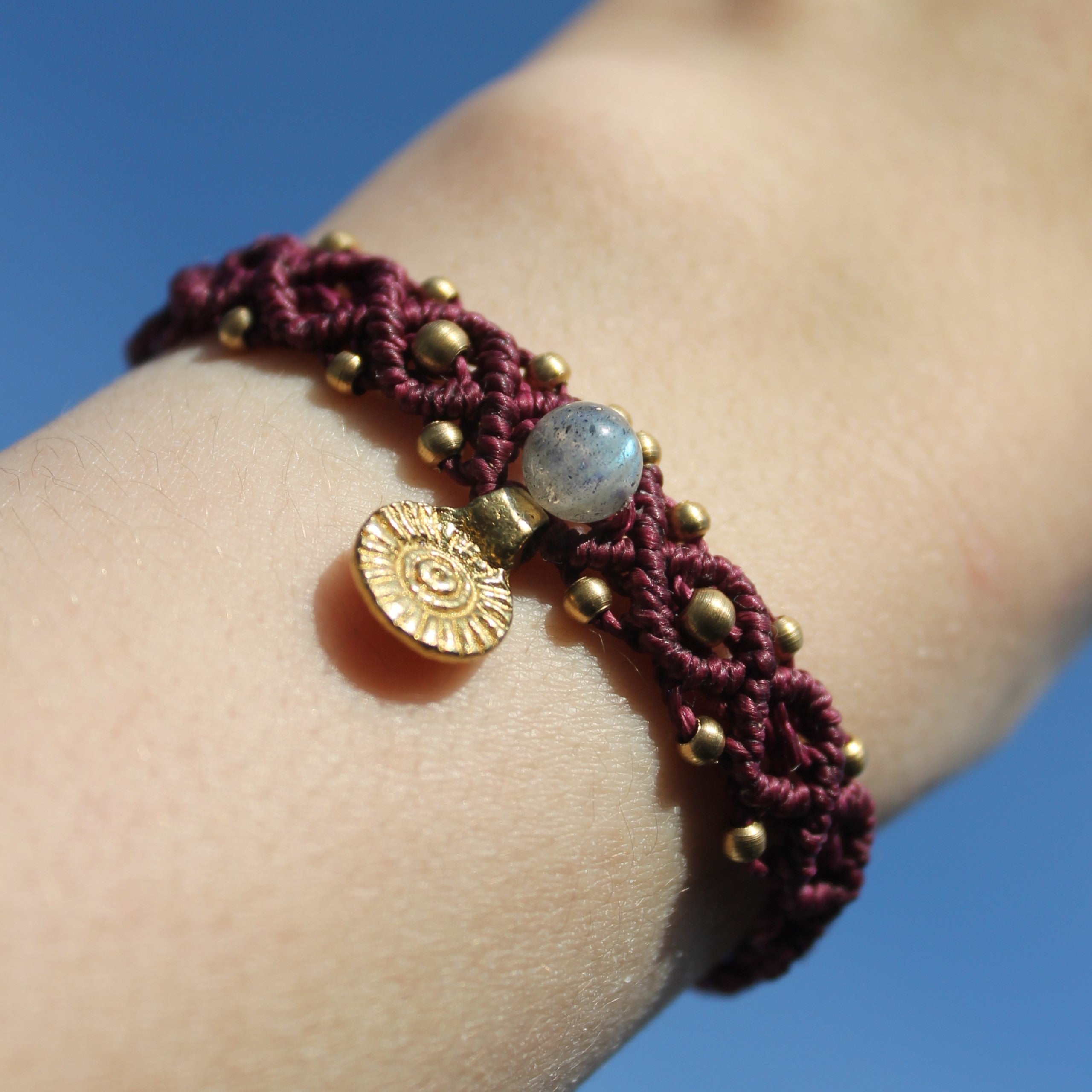 Labradorit Edelsteinarmband Makramee bordeaux mit Messinganhänger goldfarben
