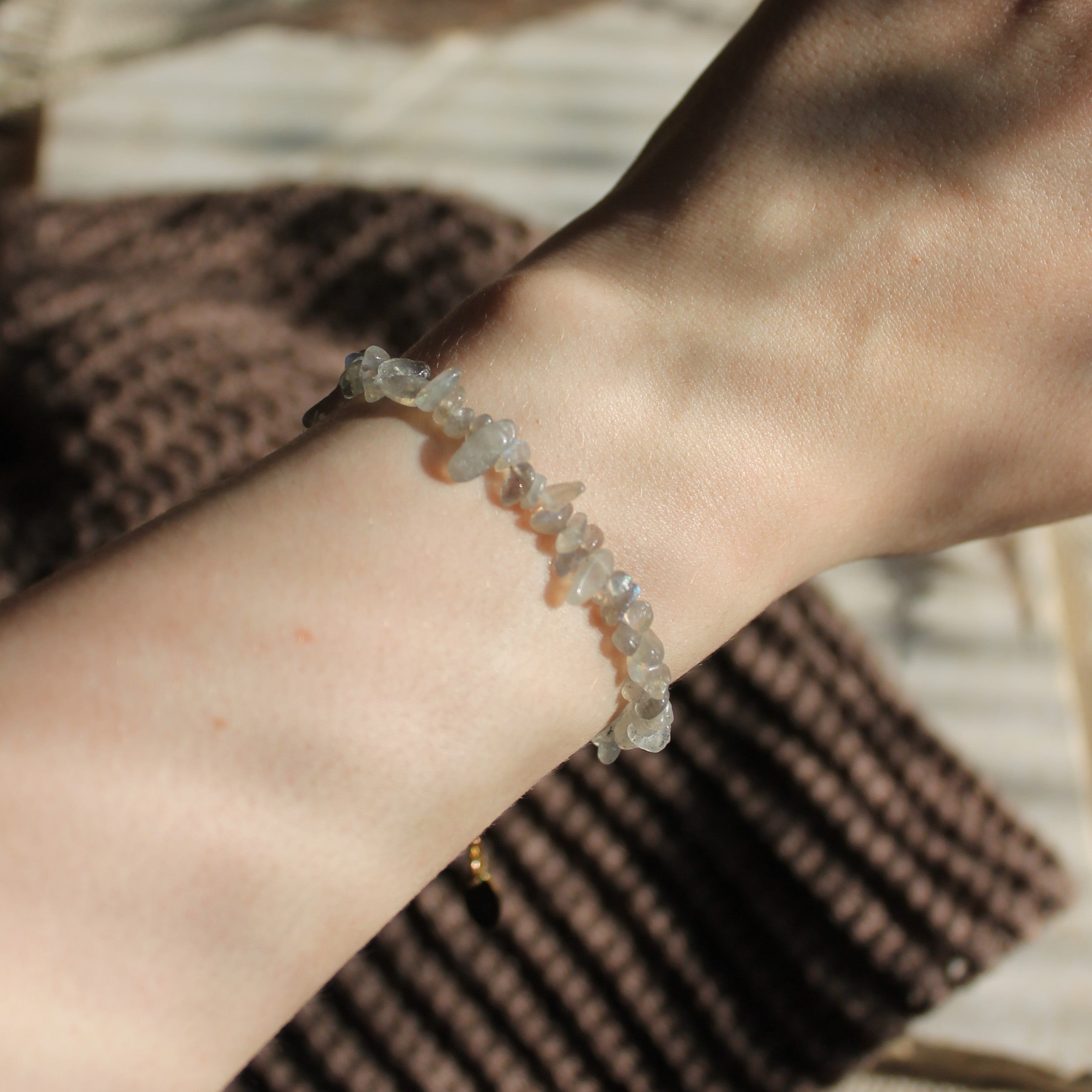 Labradorit Splitter Edelsteinarmband mit Verschluss goldfarben