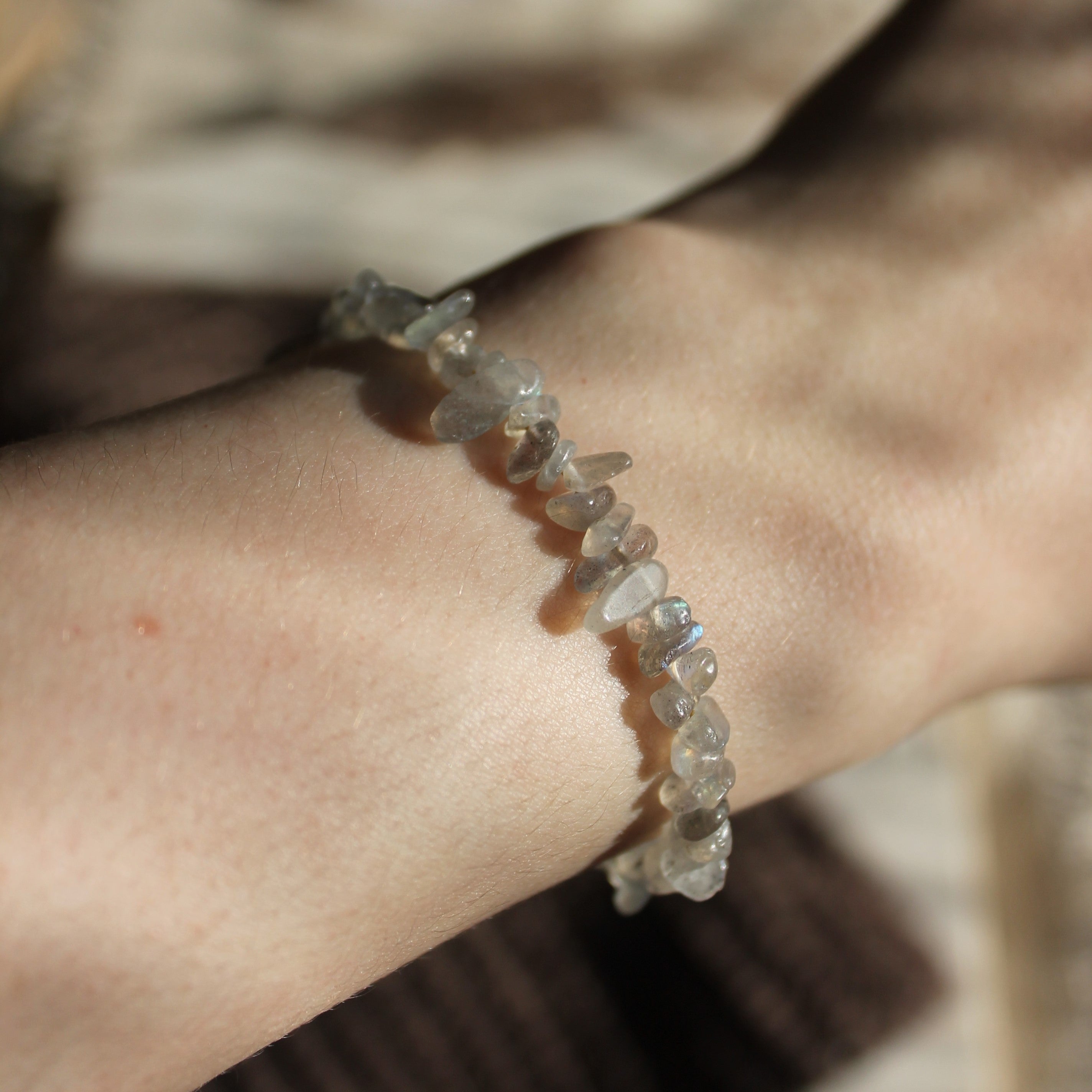 Labradorit Splitter Edelsteinarmband mit Verschluss goldfarben