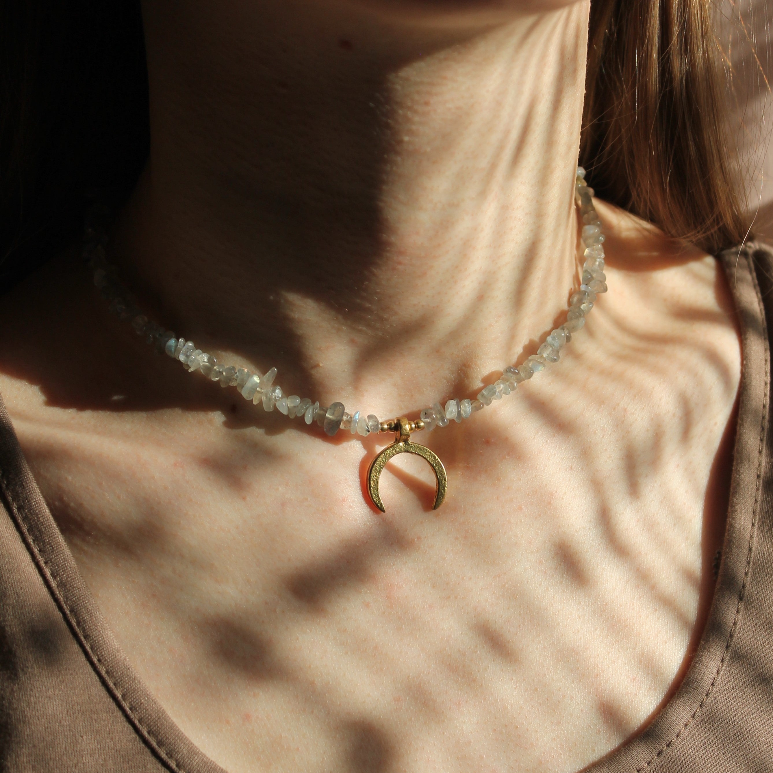 Labradorit Splitter Choker Kette mit Messinganhänger goldfarben