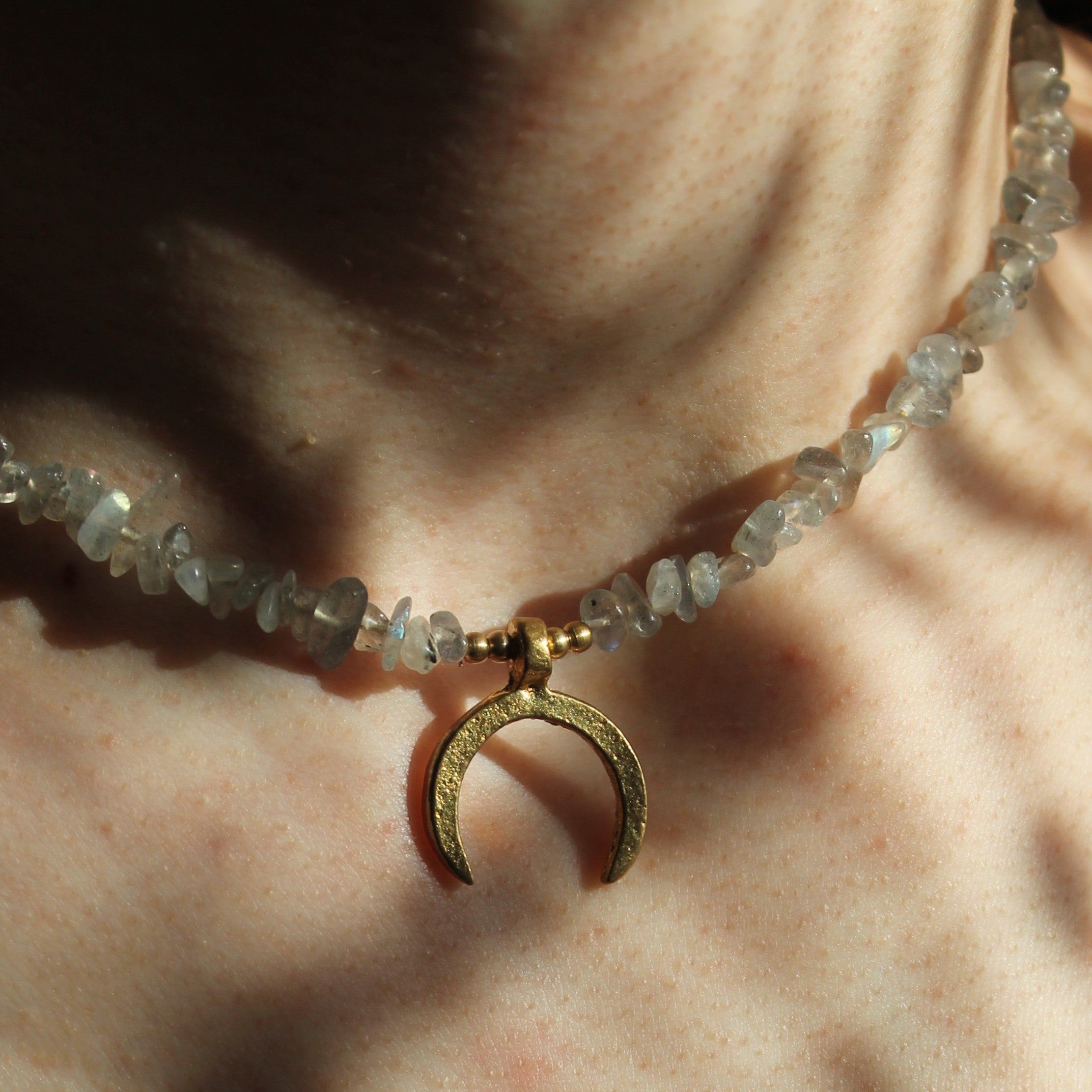 Labradorit Splitter Choker Kette mit Messinganhänger goldfarben