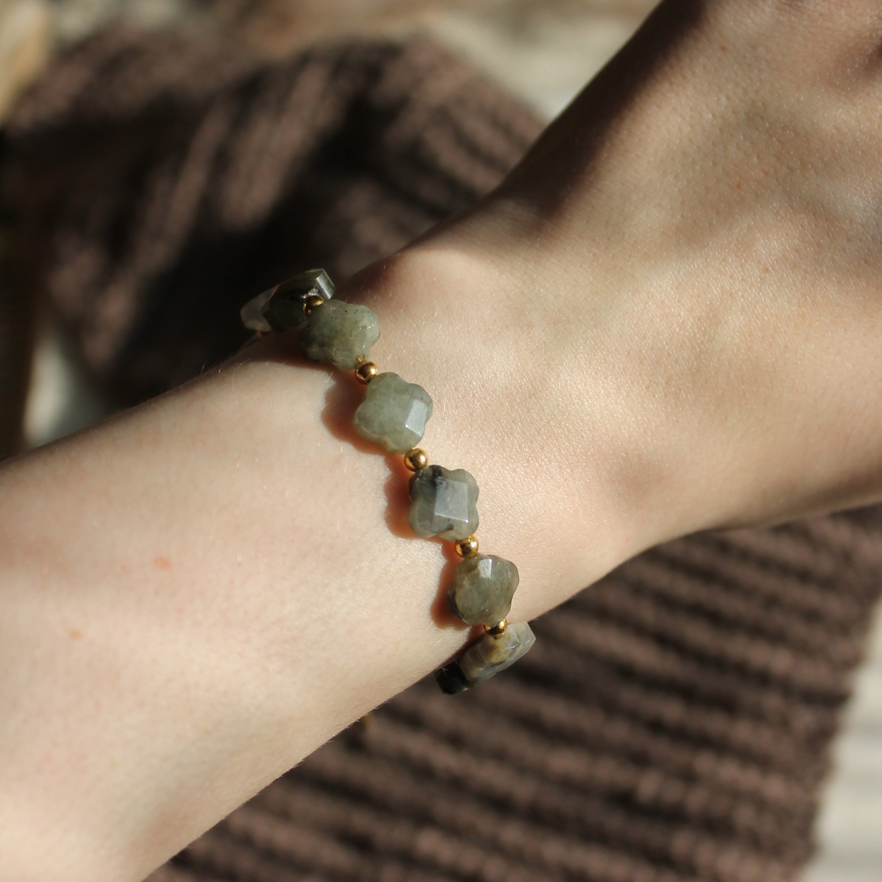 Labradorit Clover Edelsteinarmband mit Verschluss goldfarben